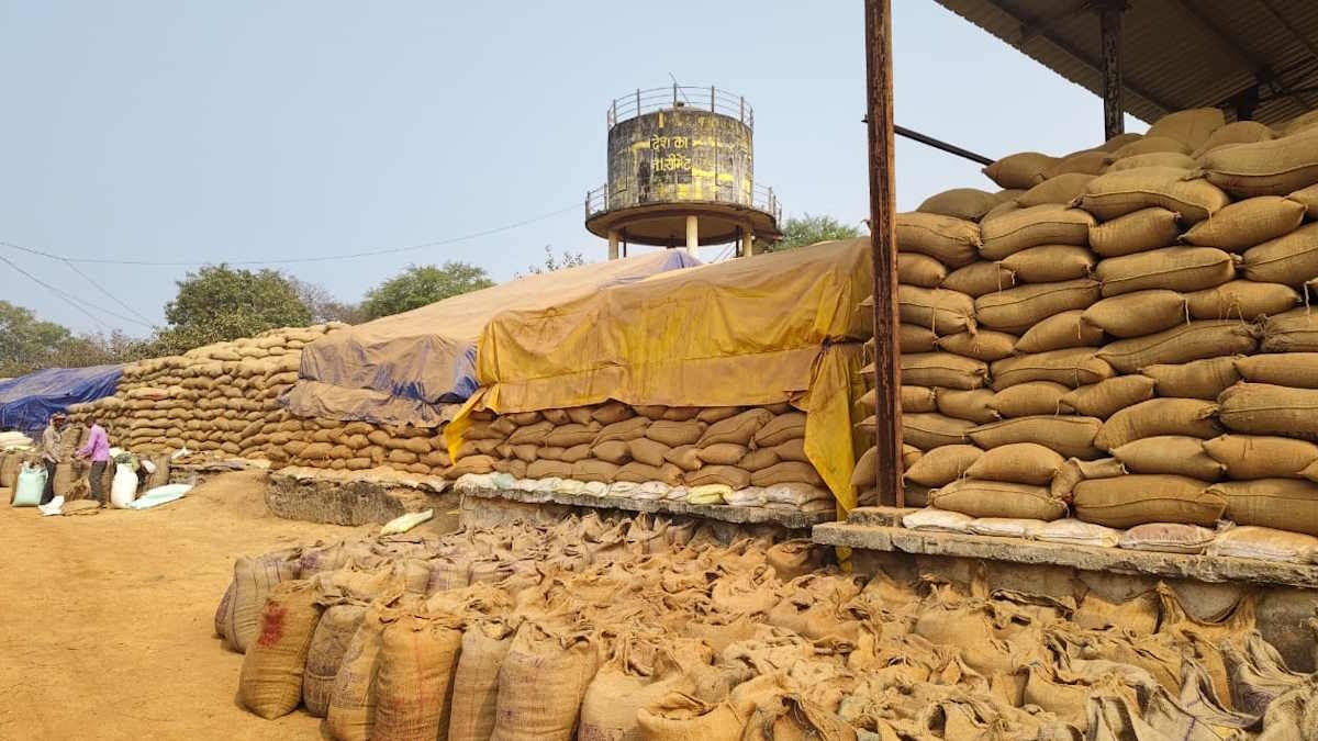 Kawardha News: कवर्धा में धान खरीदी में 17.63 करोड़ रुपये का अंतर, 52 उपार्जन केंद्रों में मिली कमी, 8 समितियों पर FIR के बाद भी वसूली अधूरी