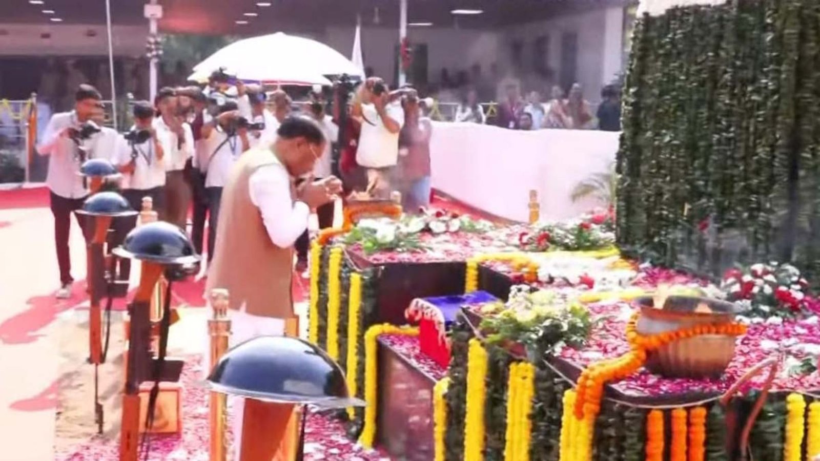 Raipur News: पुलिस स्मृति दिवस पर CM साय ने शहीद जवानों को दी श्रद्धांजलि, नक्सलवाद के खिलाफ साहस को किया सलाम