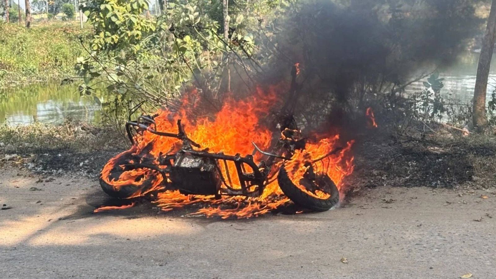 Korba Latest News: कोरबा में इलेक्ट्रिक स्कूटी में आग लगने की दूसरी घटना से सुरक्षा पर उठे सवाल, वीडियो वायरल