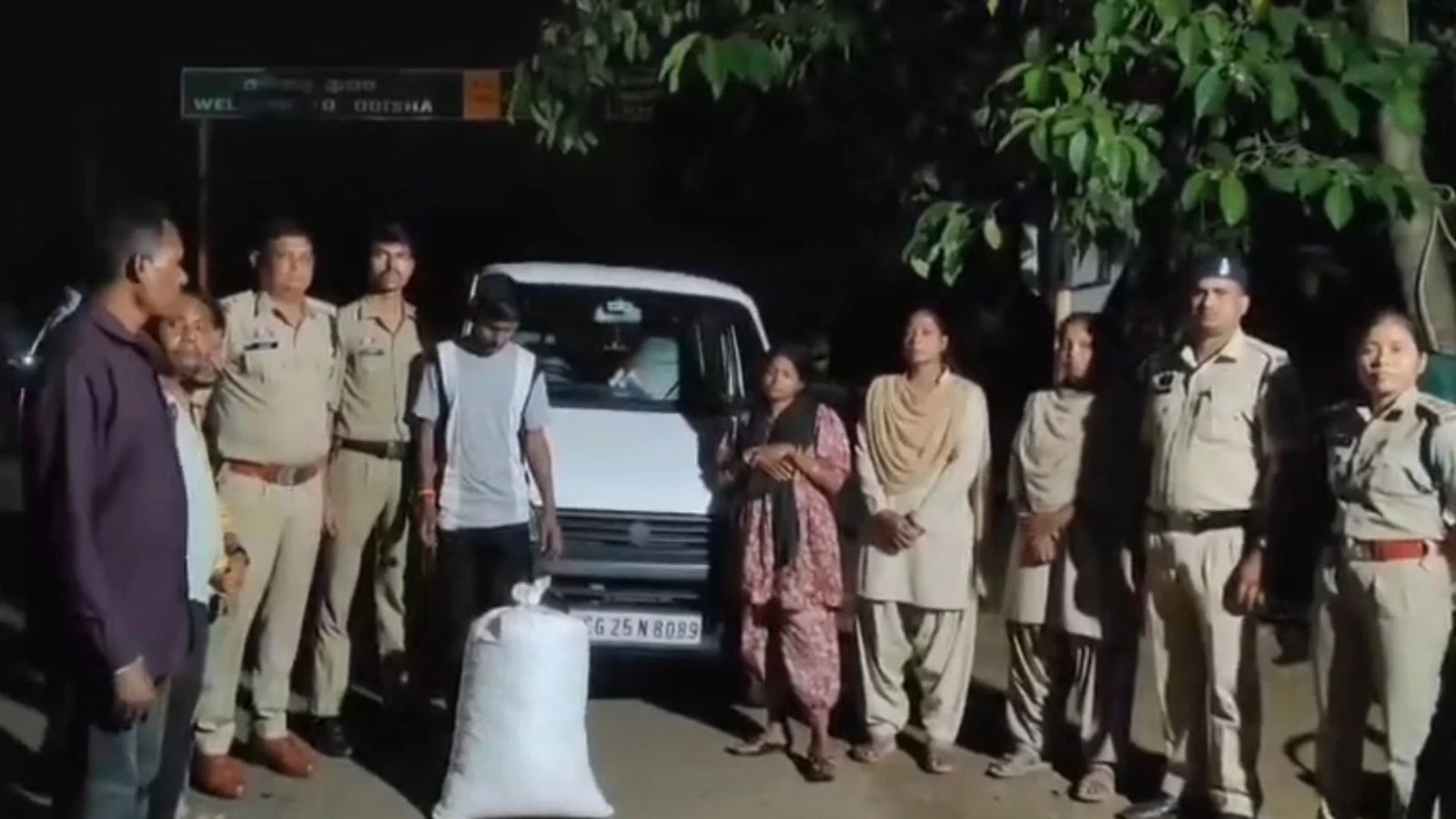 Gariaband News: छत्तीसगढ़ में गांजा तस्करी पर पुलिस की कार्रवाई, गांजा, मोबाइल और परिवहन में इस्तेमाल वाहन जब्त