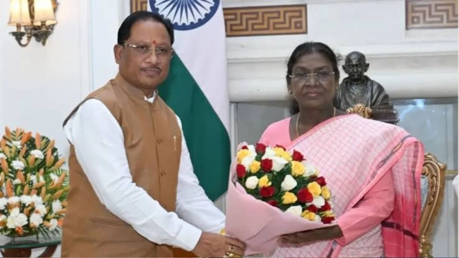 Chhattisgarh Latest News: राष्ट्रपति द्रौपदी मुर्मू पहुंचीं रायपुर, CM विष्णुदेव साय ने किया स्वागत, आज स्मारक सिक्के का करेंगी विमोचन