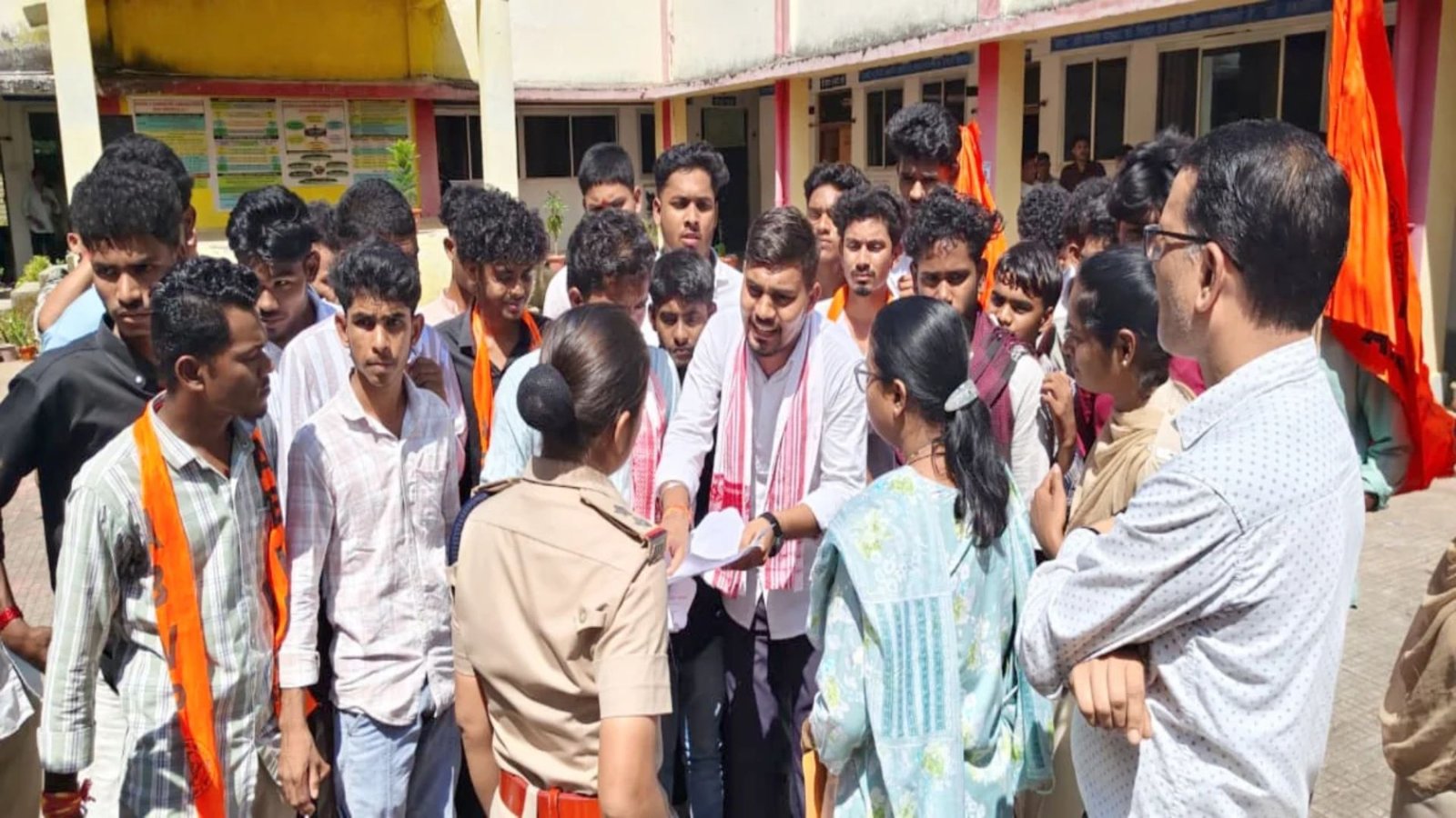 Gariaband News: कॉलेज की सुविधाओं और सुरक्षा व्यवस्था पर उठे सवाल, 10 मांगों को लेकर परिसर में धरने पर बैठे विद्यार्थी परिषद के कार्यकर्ता