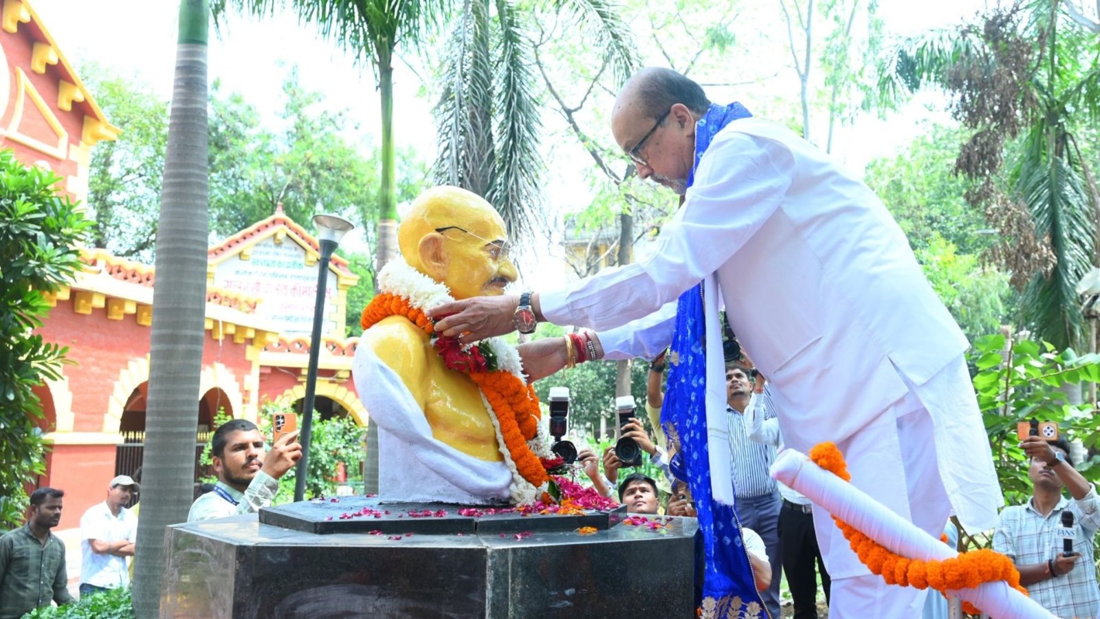 Raipur News : राज्यपाल रमेन डेका ने महात्मा गांधी, लाल बहादुर शास्त्री और डॉ. अंबेडकर को किया नमन, नशामुक्त समाज का लिया संकल्प