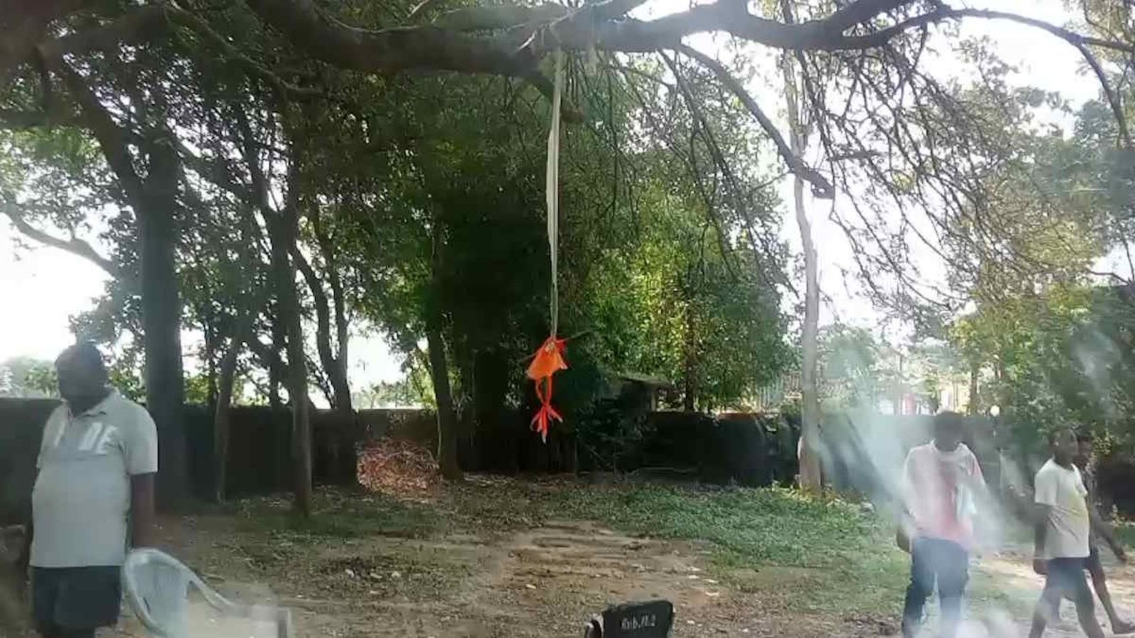 Mahasamund News: स्कूल परिसर में रस्सी के झूले पर खेलते समय चौथी के छात्र की मौत, मुड़ी़डीह गांव में पसरा मातम