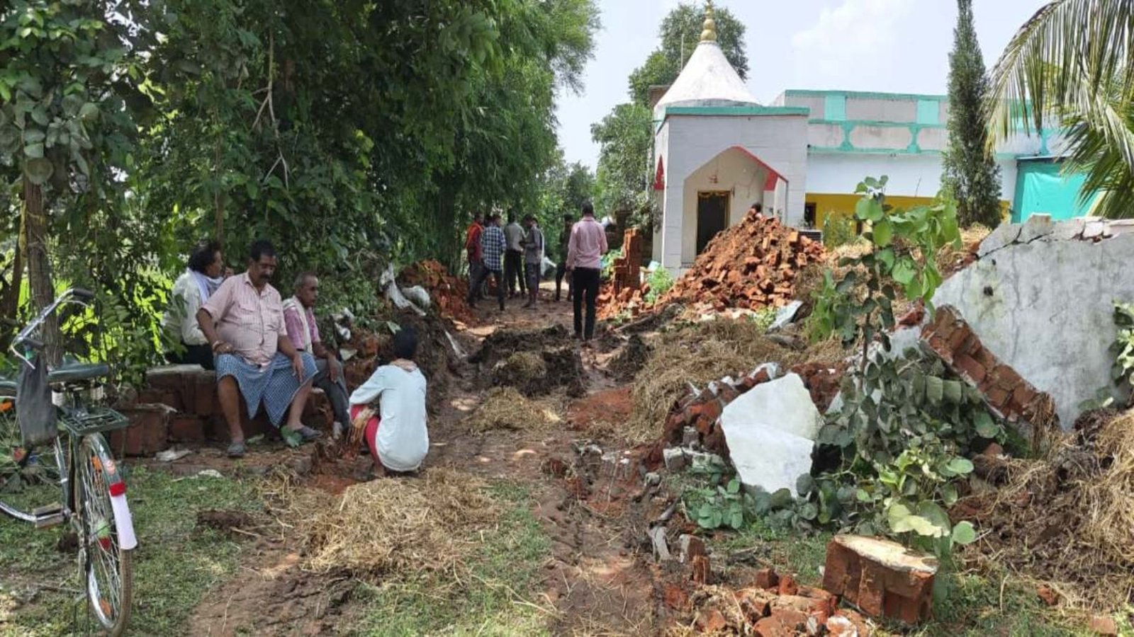 Bilaspur News: निजी जमीन पर बाउंड्रीवाल से मुक्तिधाम का रास्ता बाधित, प्रशासन के हस्तक्षेप से हुआ अंतिम संस्कार