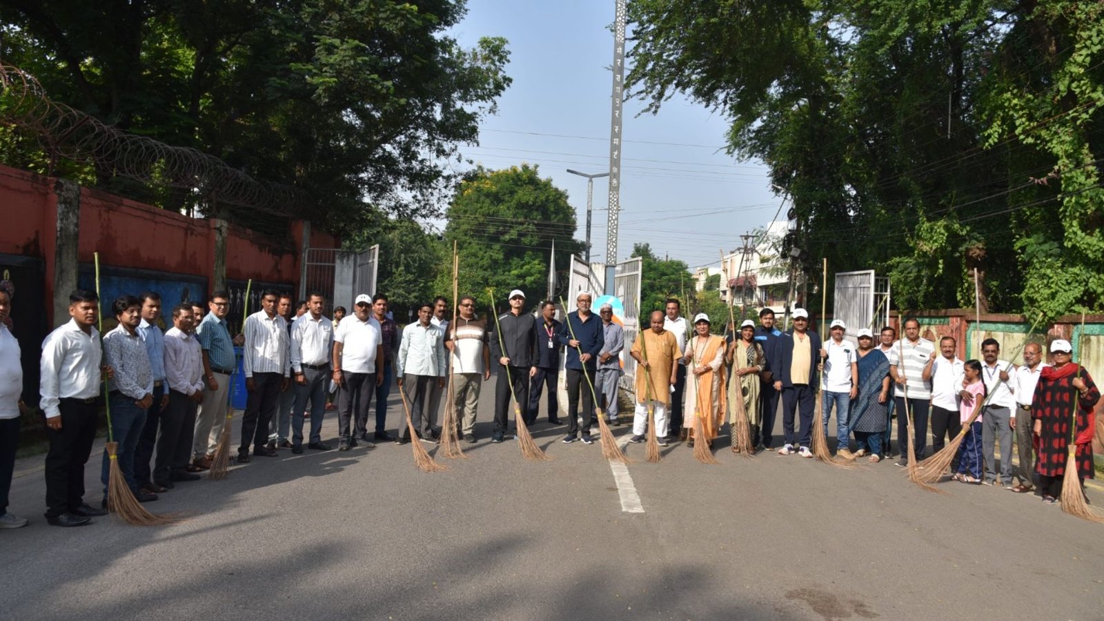 Raipur News : गांधी जयंती पर स्वच्छता का संदेश, राज्यपाल डेका ने खुद उठाया कचरा और की परिसर की सफाई