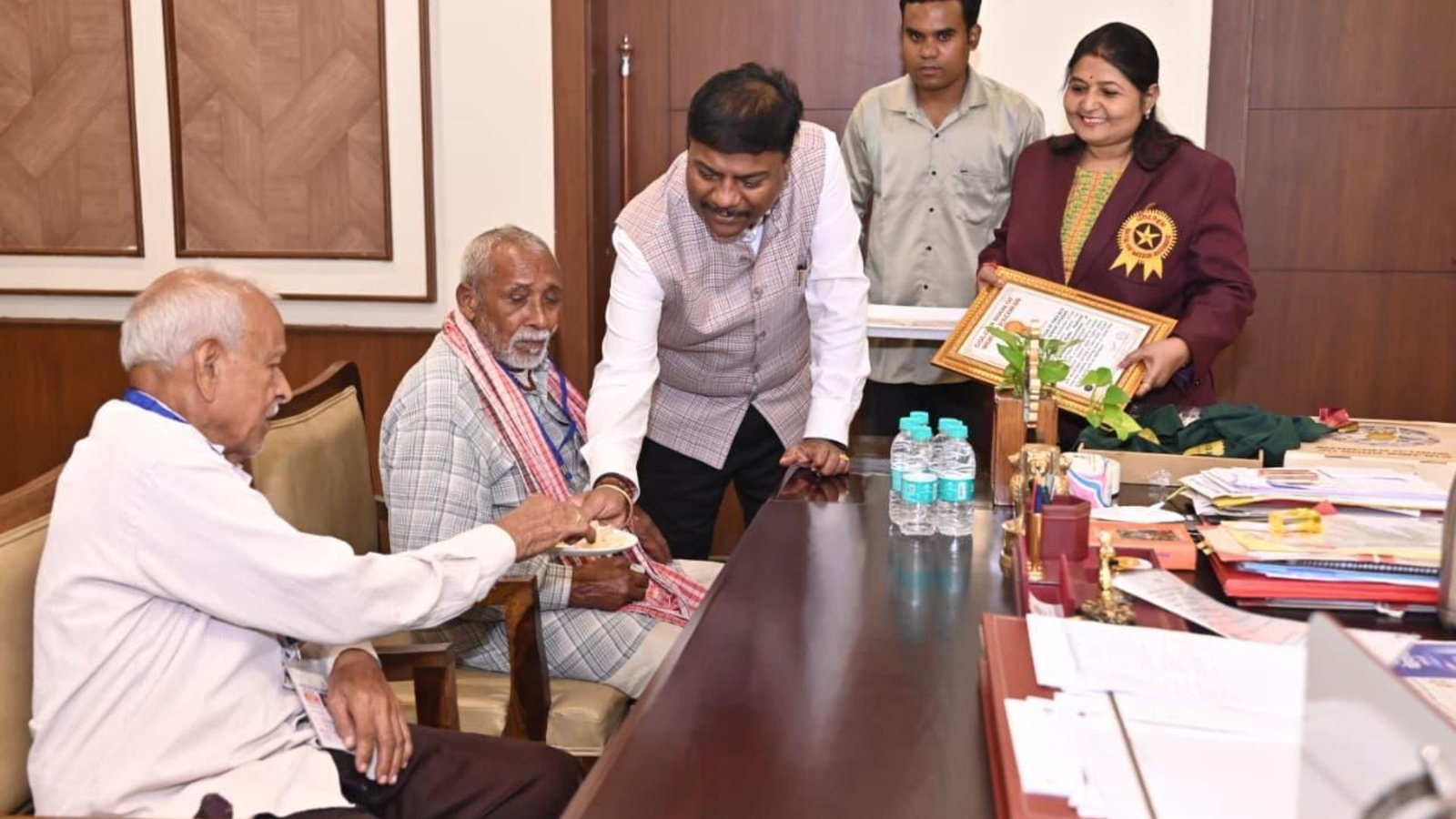 Raipur News : वरिष्ठ नागरिकों की मुफ्त बस यात्रा सुविधा ने बनाया विश्व रिकॉर्ड, ग्रामीण कनेक्टिविटी और परिवहन सेवाओं पर भी जोर