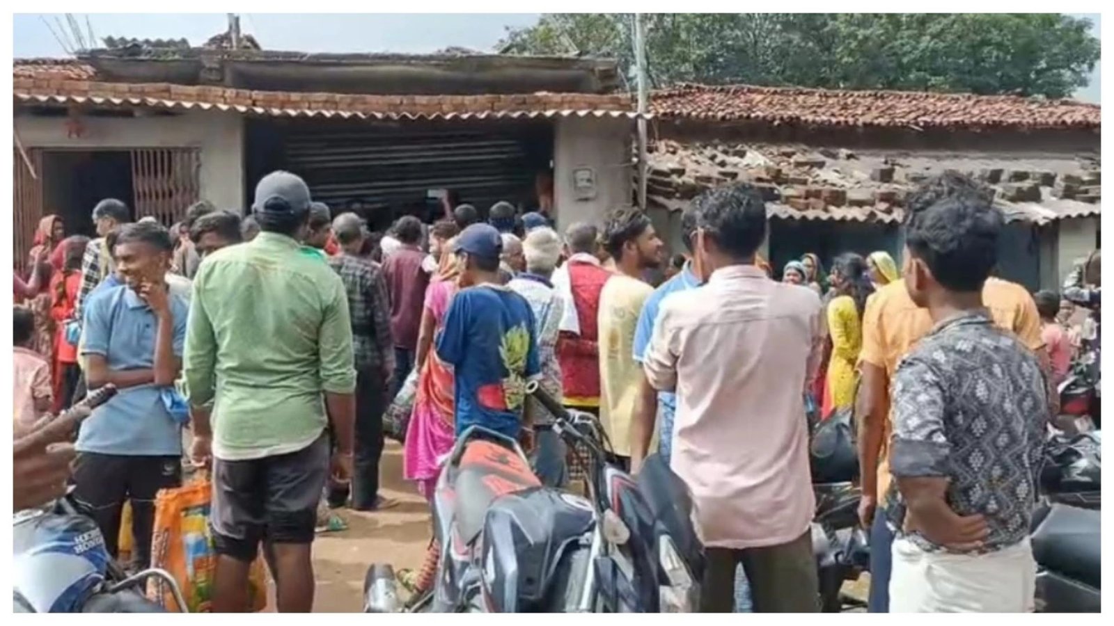 Surguja Latest News: 900 राशन कार्डधारियों वाले गांव में 400 हितग्राहियों को राशन नहीं मिलने का आरोप, तहसीलदार को सौंपा ज्ञापन