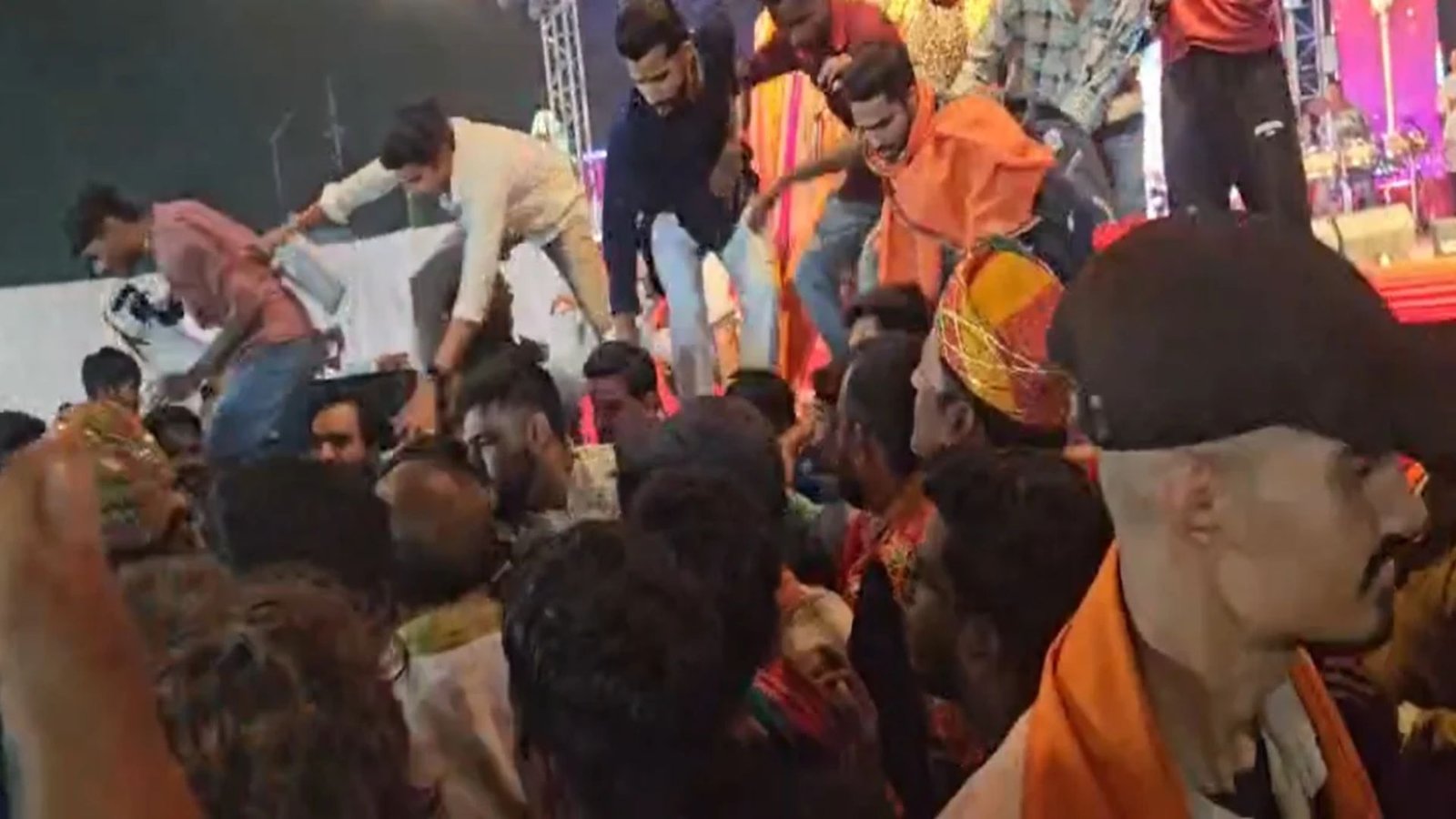 Durg News: गरबा नाइट में बजरंग दल और आयोजकों के बीच झूमाझटकी, मारपीट का वीडियो सोशल मीडिया पर वायरल