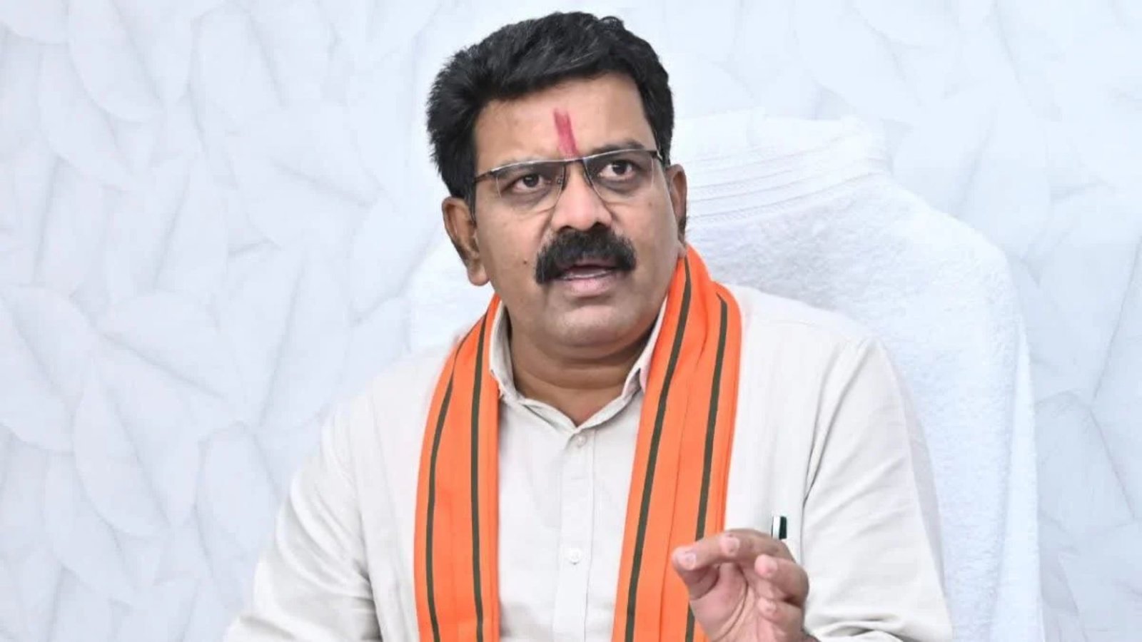 Kabirdham News: प्रधानमंत्री जनमन आवास योजना में गड़बड़ी की शिकायत, 9 हितग्राहियों से 5.09 लाख रुपये लेने के आरोप में दो ठेकेदारों पर FIR