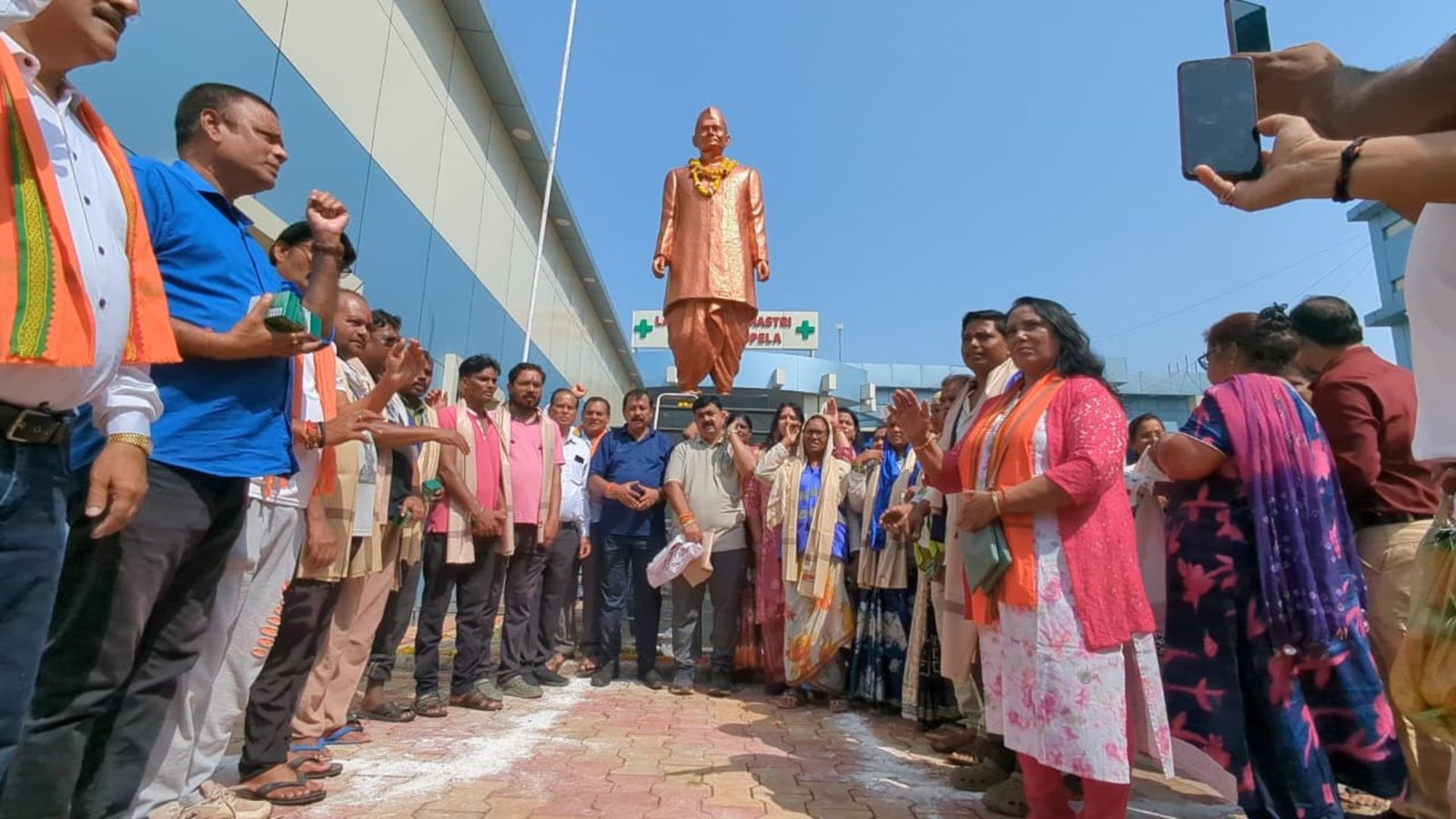 Bhilai News : गांधी-शास्त्री जयंती पर अस्पताल में सेवा और स्वच्छता का संदेश, शास्त्री प्रतिमा पर किया माल्यार्पण