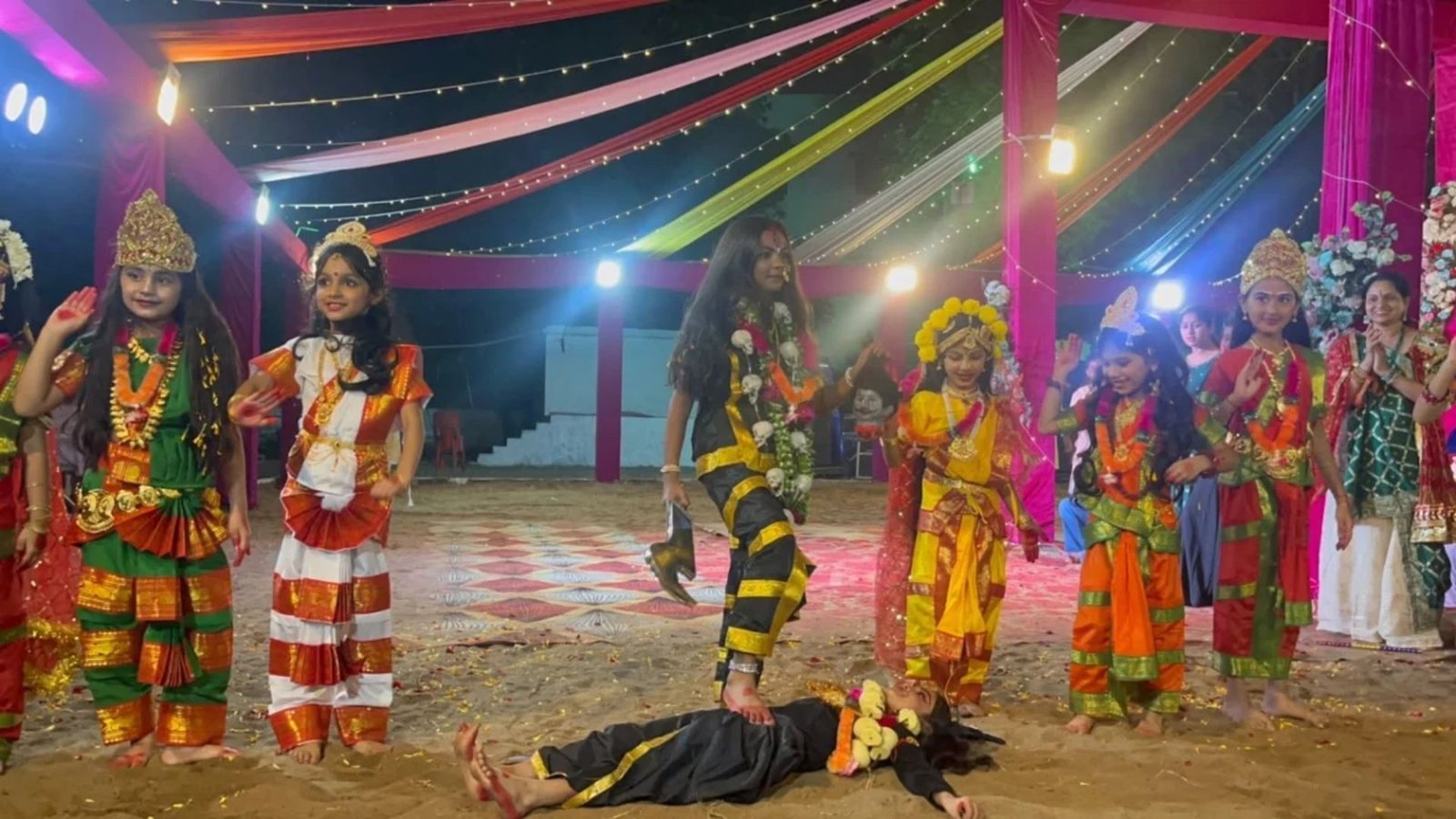 Raipur News: गरबा की धुन पर झूमे रहवासी, अष्टमी पर बच्चों ने मां दुर्गा के नौ रूपों की झांकी प्रस्तुत कर बांधा समां
