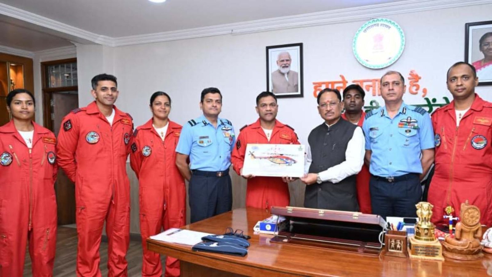 Chhattisgarh Latest News: मुख्यमंत्री साय से मिली सारंग हेलीकॉप्टर डिस्प्ले टीम, राज्योत्सव में पहली बार नहीं बल्कि खास आकर्षण के रूप में दिखेगा वायु सेना का कौशल