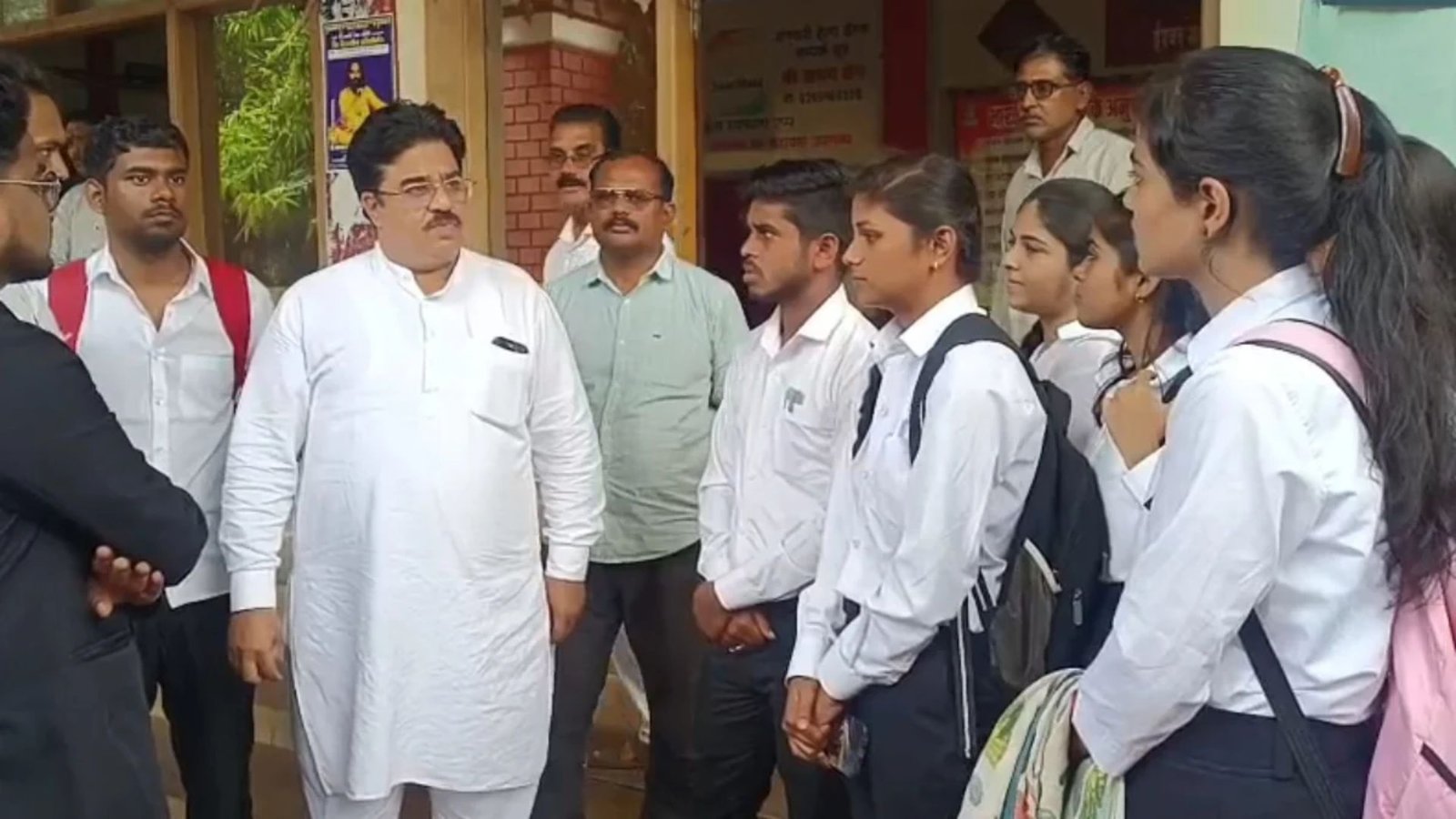 Dhamtari Latest News: PG कॉलेज के 6 विधि शिक्षकों का एक साथ तबादला, नाराज छात्रों ने महापौर को सौंपा ज्ञापन