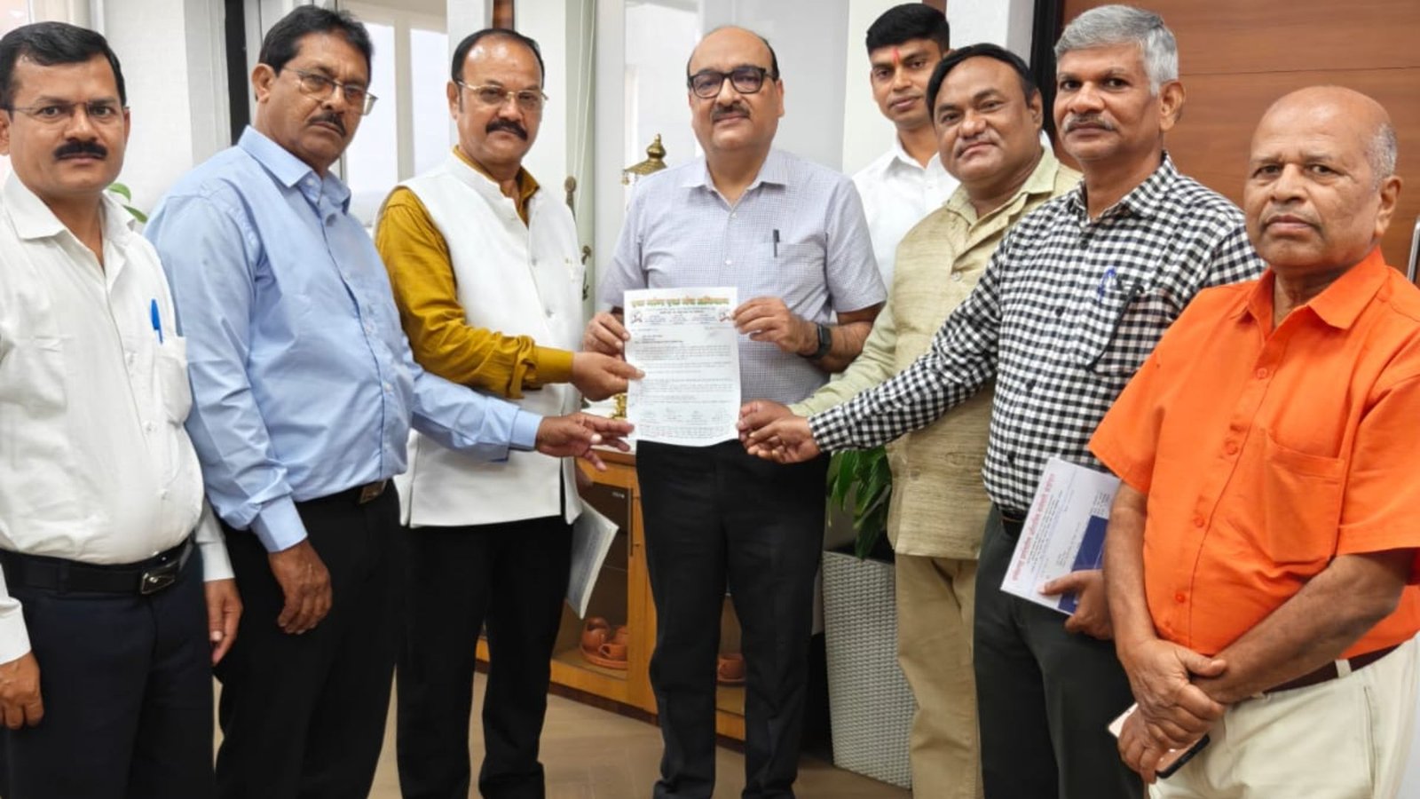 Raipur Latest News: कर्मचारियों ने मुख्य सचिव को सौंपा पांच सूत्रीय मांग पत्र, जनवरी 2026 से 2% DA और 86 माह के एरियर भुगतान की मांग