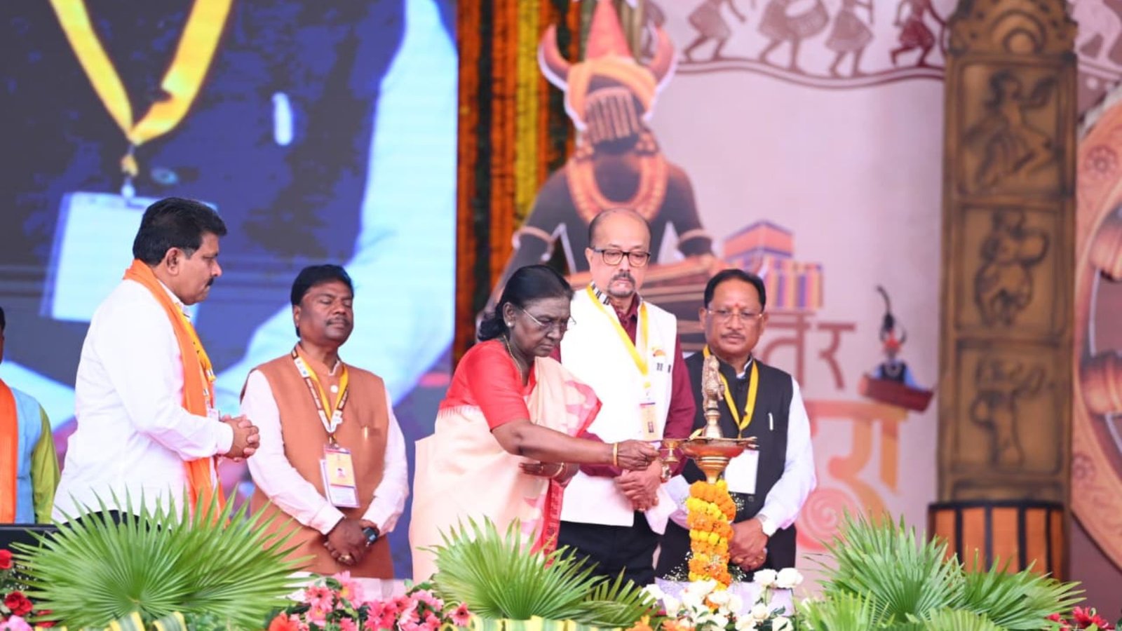 Chhattisgarh Latest News: बस्तर की संस्कृति, प्रकृति और विकास पर राष्ट्रपति मुर्मु का संदेश, मांझी-चालकी के मानदेय में बढ़ोतरी का ऐलान