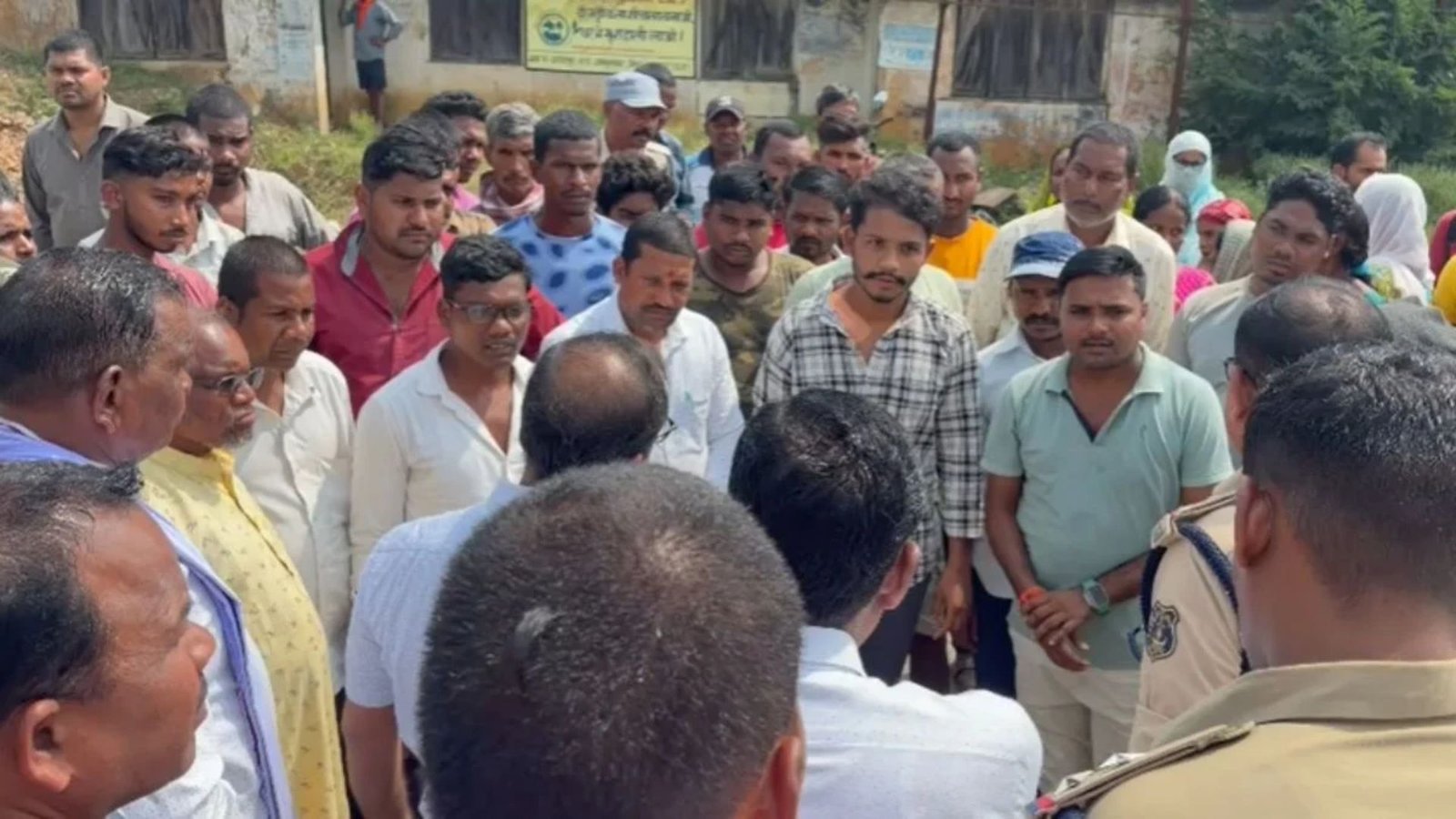 Surajpur News: अस्पताल के गेट पर हुआ प्रसव, नवजात की मौत के बाद डॉक्टर और ANM निलंबित