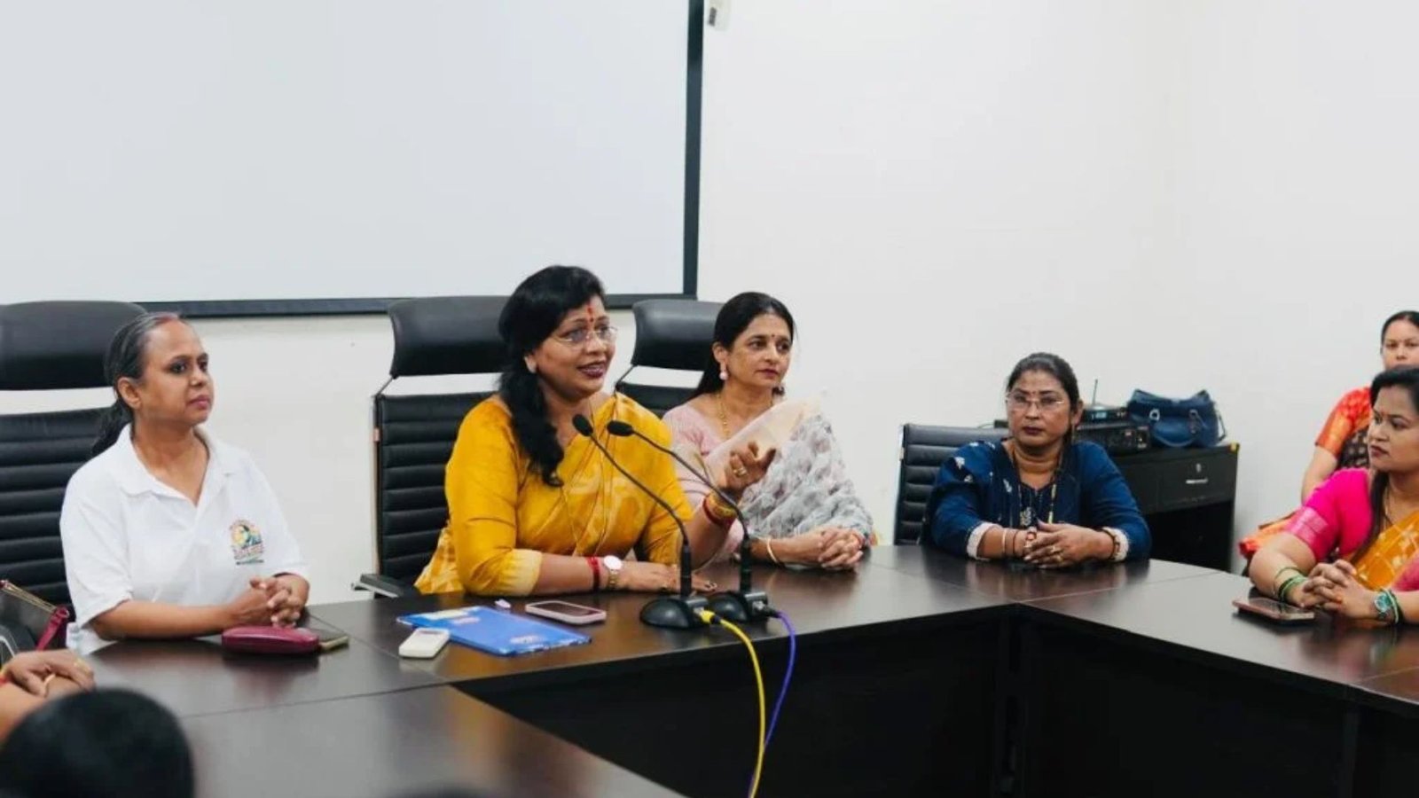 Raipur Latest News: राजीव भवन में महिला कांग्रेस की बैठक, महिलाओं की सुरक्षा, सम्मान और लोकतंत्र की रक्षा पर जोर