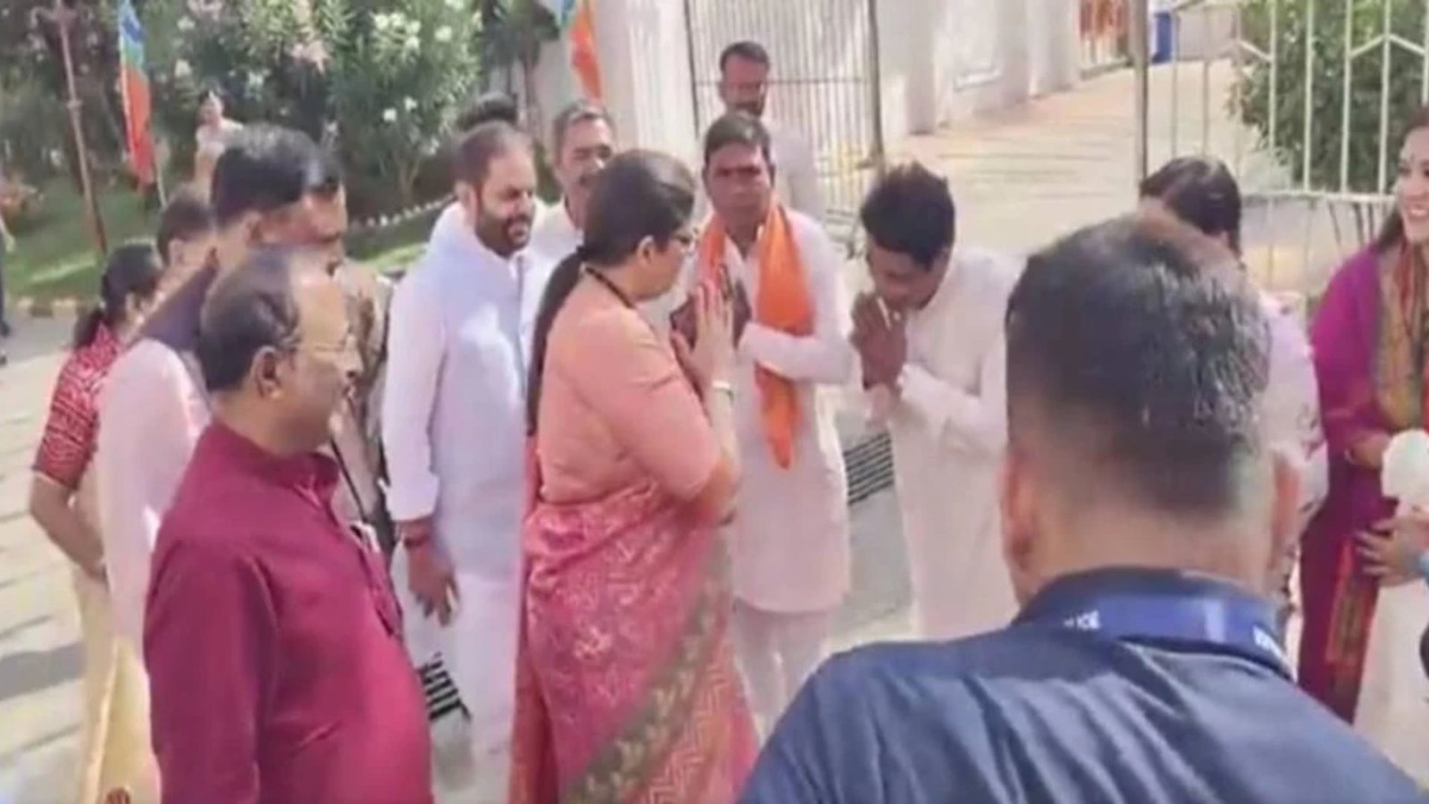 Chhattisgarh Latest News: स्मृति ईरानी ने भाजपा मुख्यालय में फूल-गुलदस्ते लेने से किया इनकार, कांग्रेस ने वीडियो साझा कर कार्यकर्ताओं के सम्मान पर उठाए सवाल
