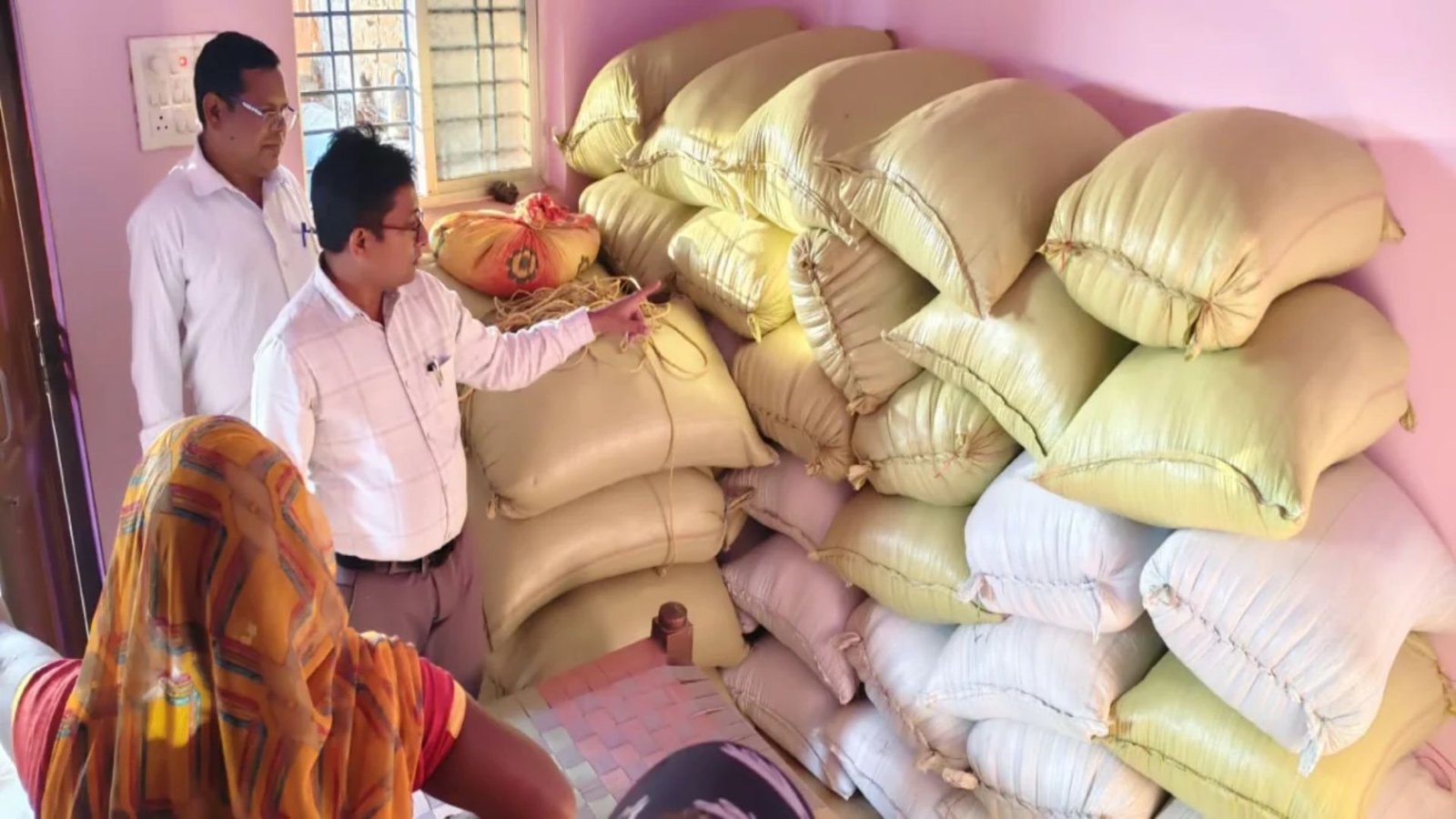 Balrampur News: अवैध धान भंडारण और परिवहन पर निगरानी तेज, कलेक्टर के निर्देश पर प्रशासनिक टीम ने की कार्रवाई
