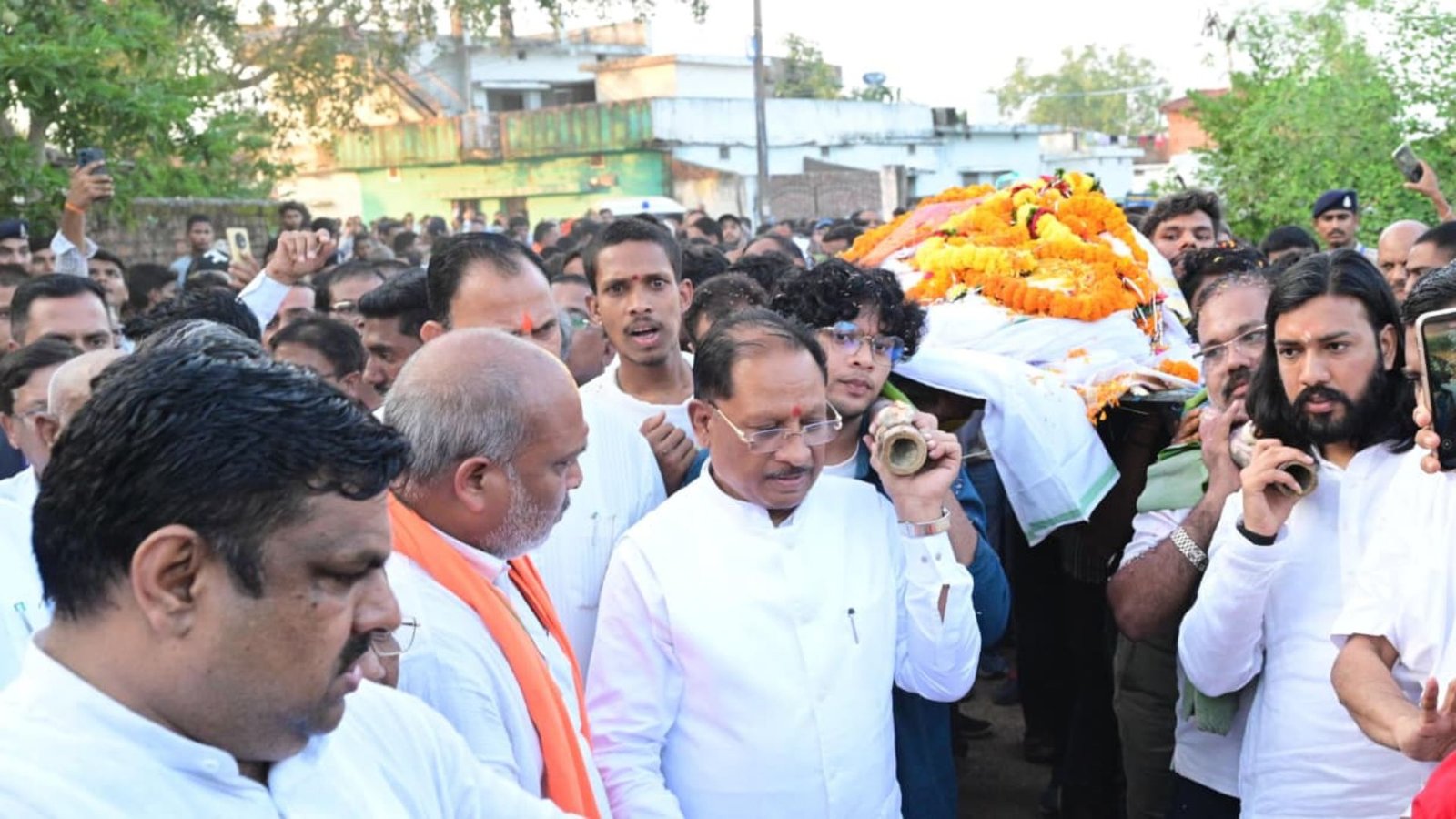 Chhattisgarh Latest News: विधायक डोमनलाल कोर्सेवाड़ा पंचतत्व में विलीन, मुख्यमंत्री विष्णुदेव साय ने दिया कंधा; राजकीय सम्मान के साथ अंतिम संस्कार