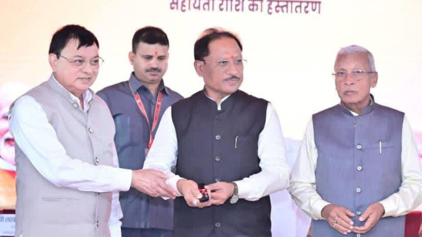 Chhattisgarh Latest News: निर्माण श्रमिकों के लिए सरकार की 15 योजनाएं बनी सहारा, एक महीने में 47 हजार से अधिक हितग्राहियों को मिला 18.96 करोड़ रुपये का लाभ