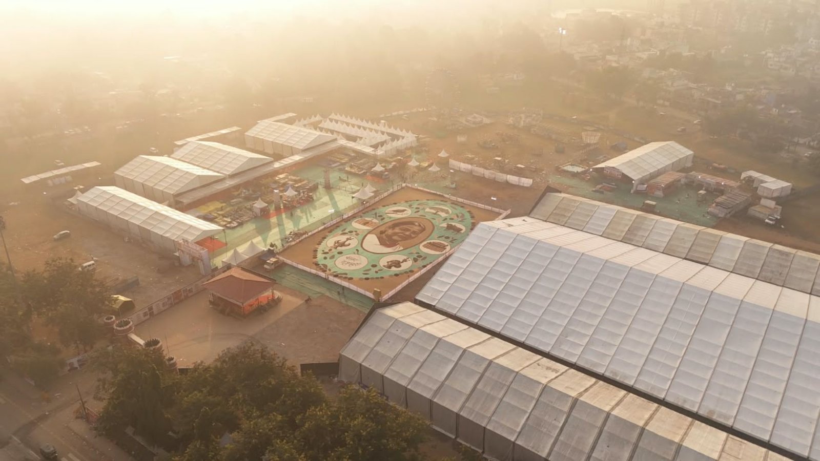 Chhattisgarh Latest News: बस्तर में वनोपज से बनी 20,700 वर्गफीट की विशाल रंगोली ने रचा विश्व रिकॉर्ड, राष्ट्रपति द्रौपदी मुर्मु ने किया अवलोकन