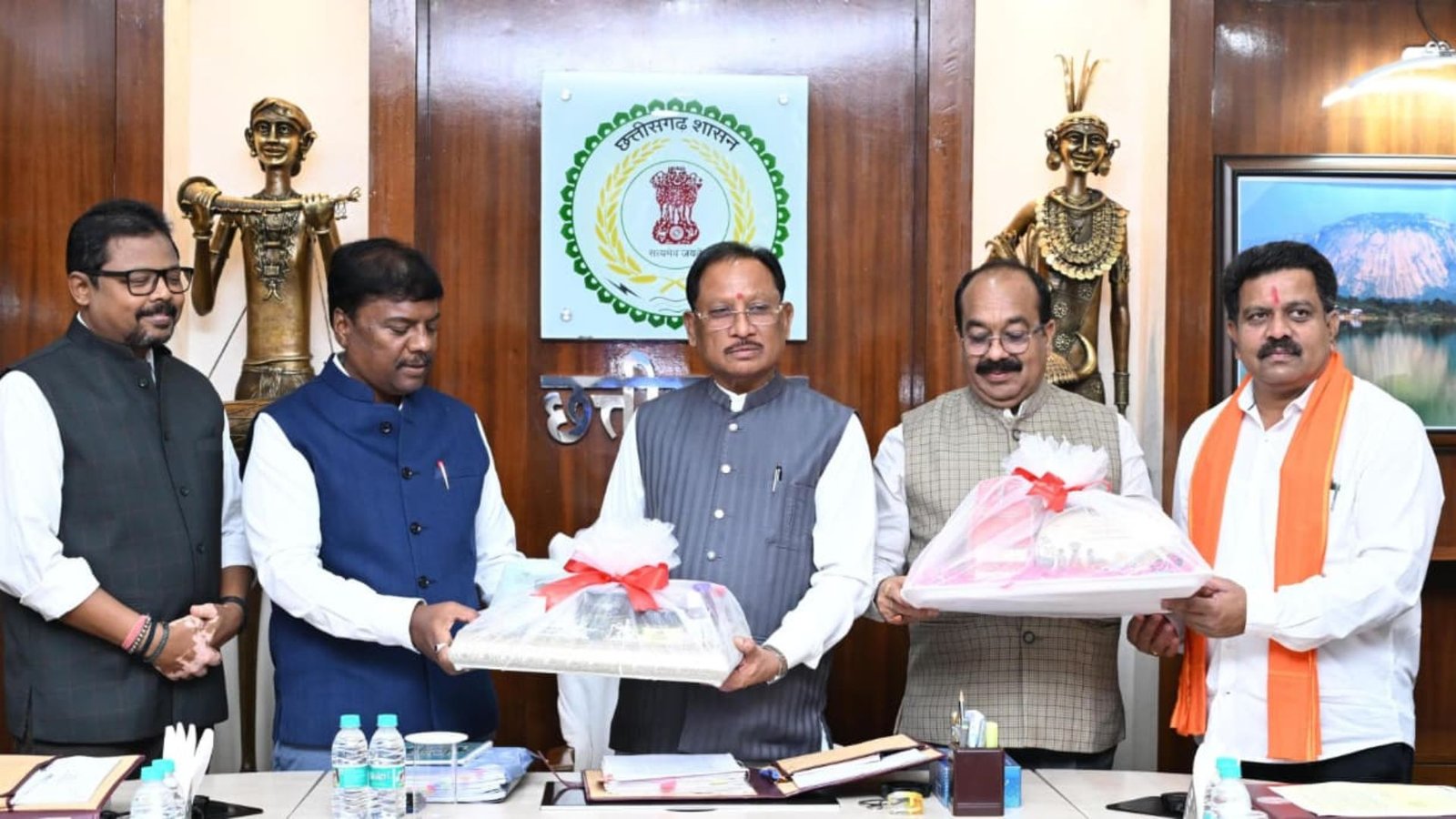 Chhattisgarh Latest News: वन धन केंद्रों में तैयार उत्पादों को नई पहचान, मुख्यमंत्री साय ने की स्थानीय सामान खरीदने की अपील