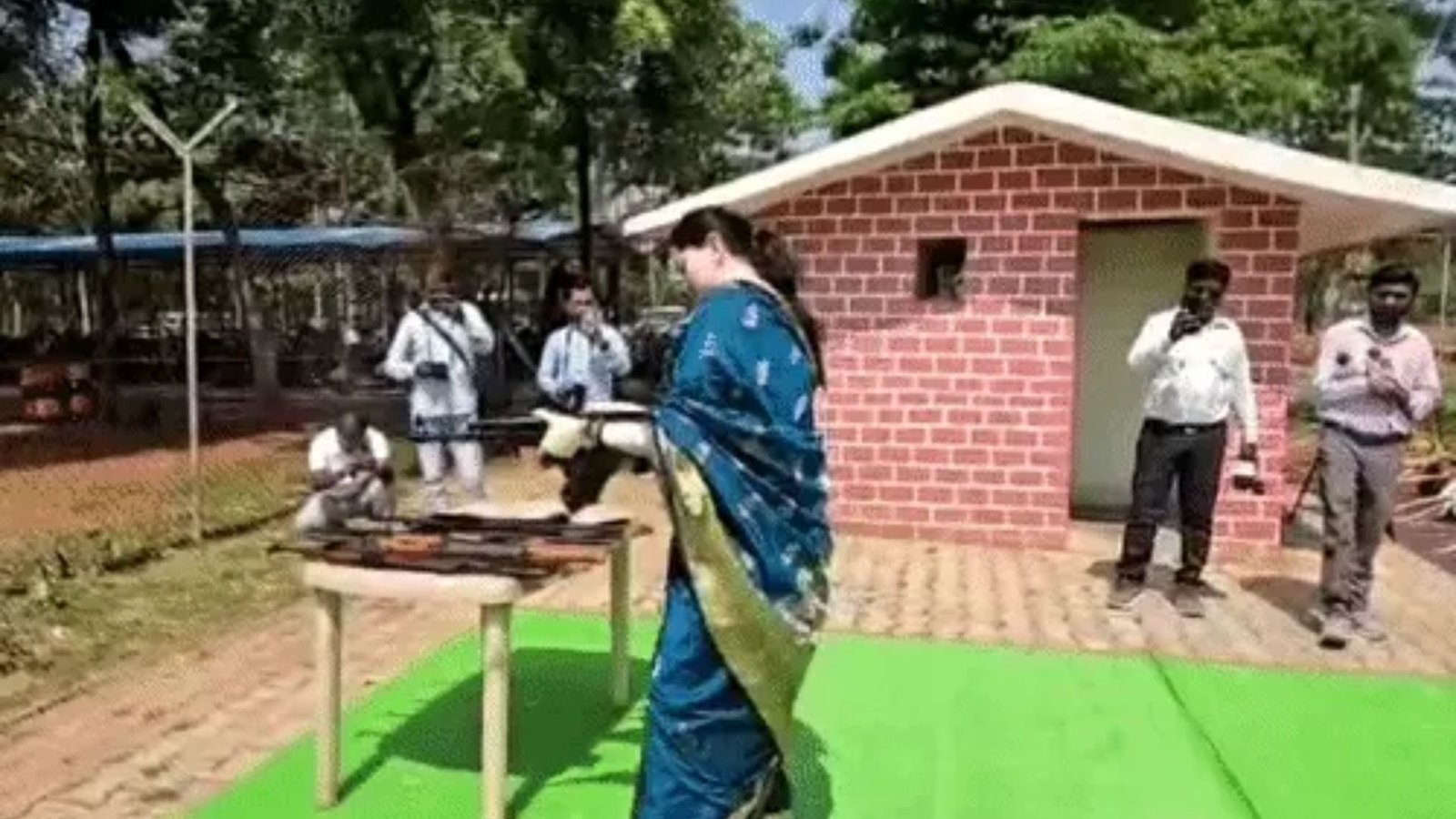 Rajnandgaon Latest News: दशहरे पर AK-47 से फायरिंग करना SP अंकिता शर्मा को पड़ा भारी? PHQ ने मांगा स्पष्टीकरण