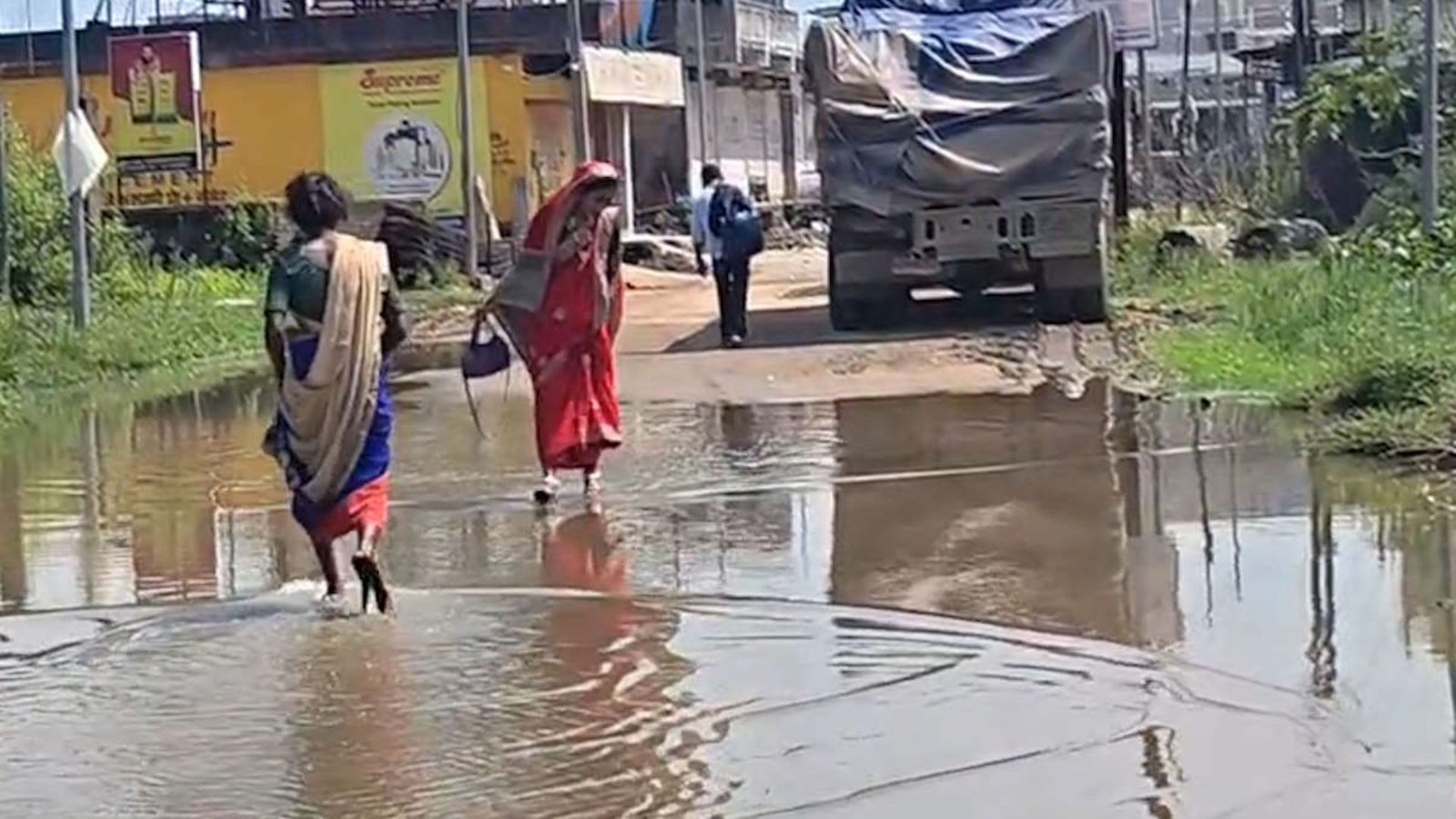 Gariyaband News: राइस मिल और अस्पताल के पानी से जलभराव, नाली निर्माण के बाद समस्या दूर होने की उम्मीद