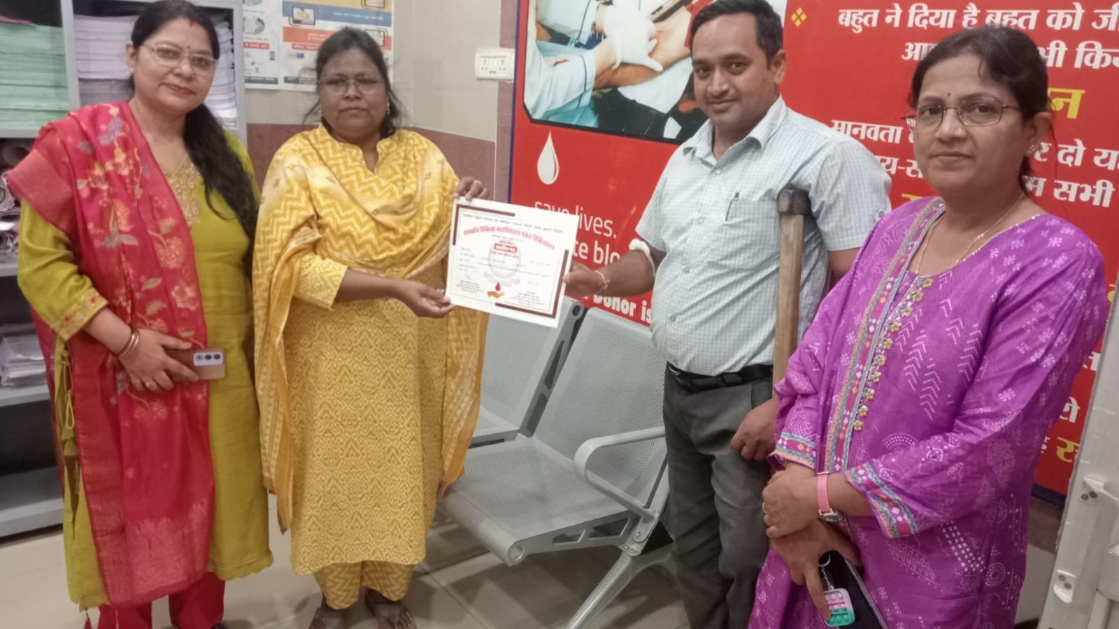 Ambikapur News: जरूरतमंद 70 वर्षीय महिला के लिए सुमन्त प्रजापति ने किया रक्तदान, अस्पताल प्रबंधन ने प्रशस्ति पत्र देकर किया सम्मानित