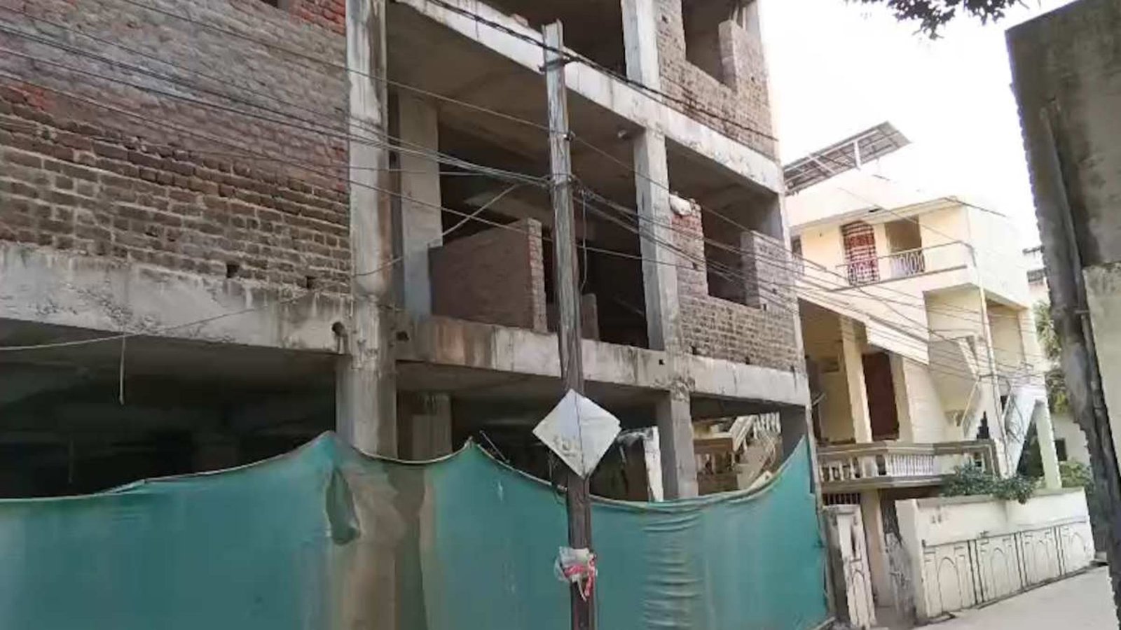 Bilaspur News: देर रात तक निर्माण और पड़ोसी घरों की निजता प्रभावित होने का आरोप, सोनगंगा कॉलोनी के रहवासियों ने मांगा निरीक्षण