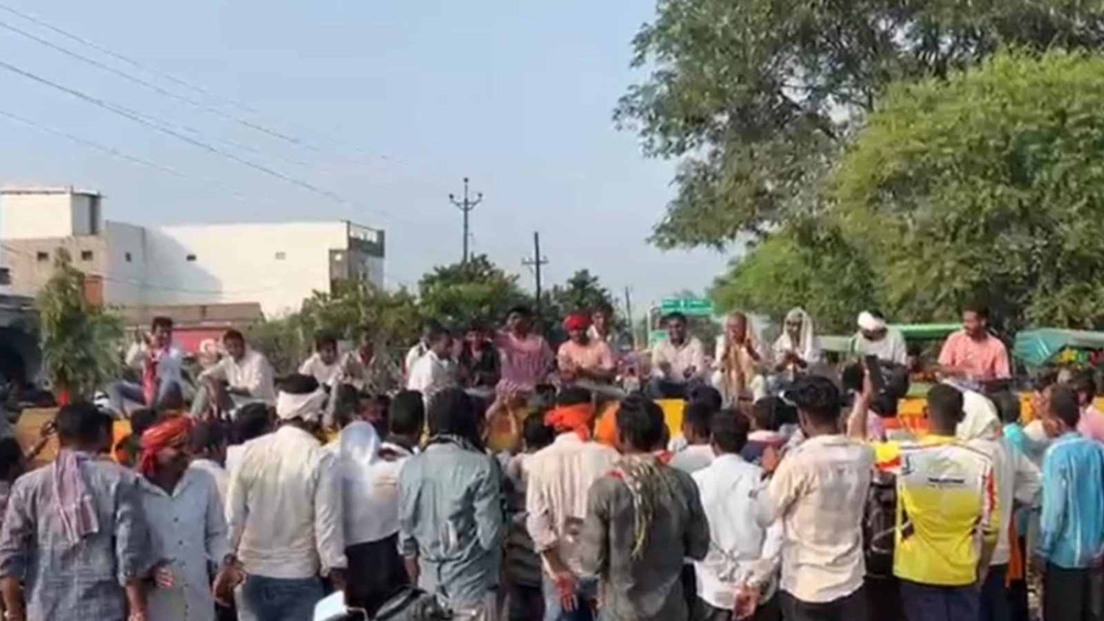 Kawardha News: ट्रैक्टरों से रास्ते बंद कर किसानों ने किया था चक्काजाम, सरकार से बातचीत के बाद खुलेंगे प्रवेश मार्ग