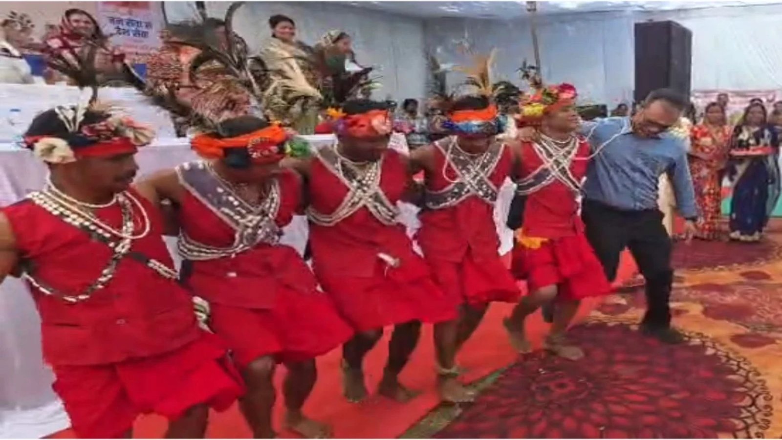 Kanker News: ग्रामीण युवाओं का मांदरी नृत्य देख कलेक्टर भी हुए उत्साहित, पारंपरिक कार्यक्रम में बढ़ाया उत्साह
