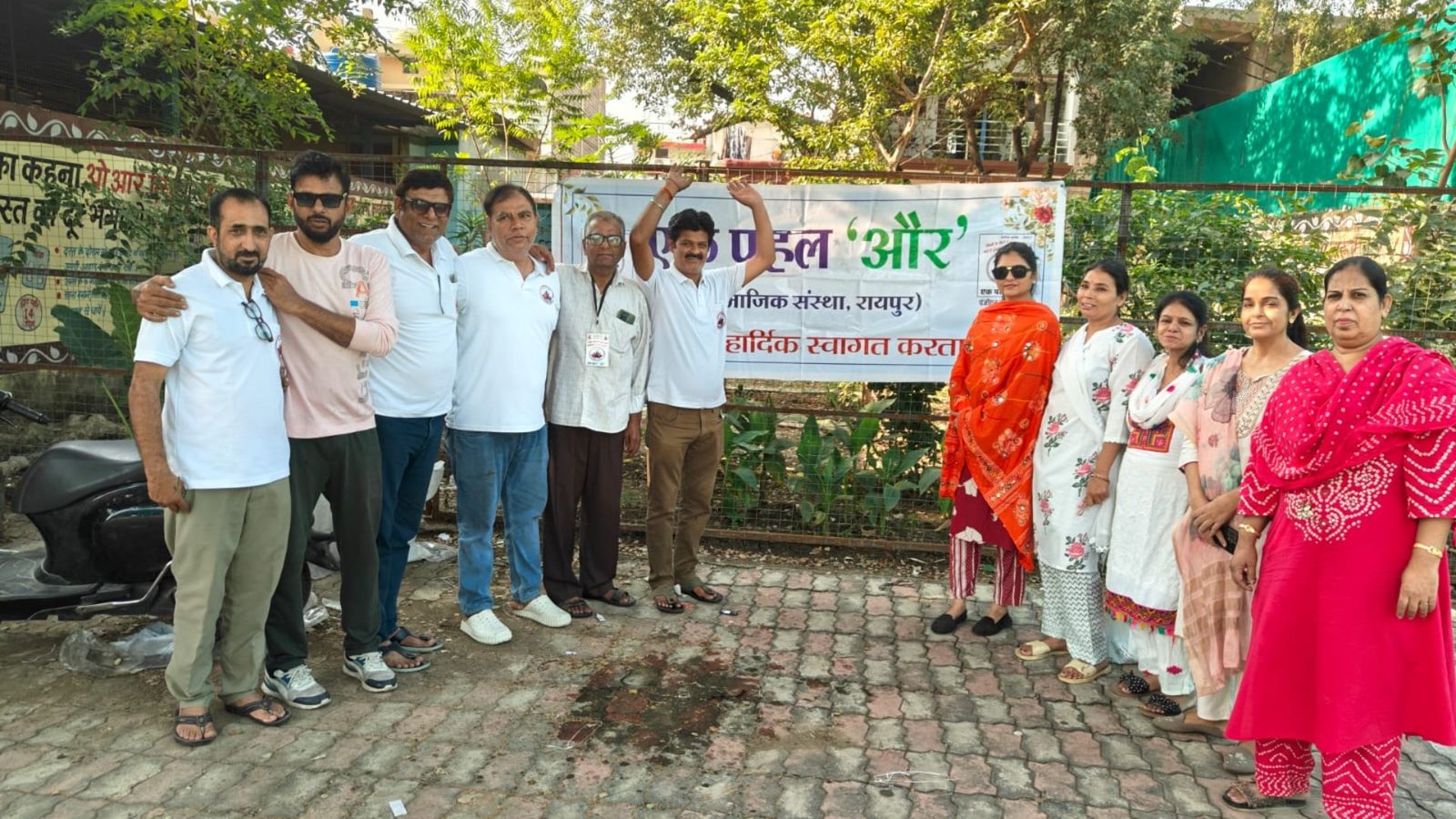 Raipur News: दशहरे पर सामाजिक सरोकार की मिसाल बनी ‘एक पहल’, कपड़ा वितरण कर साझा की त्योहार की खुशियां