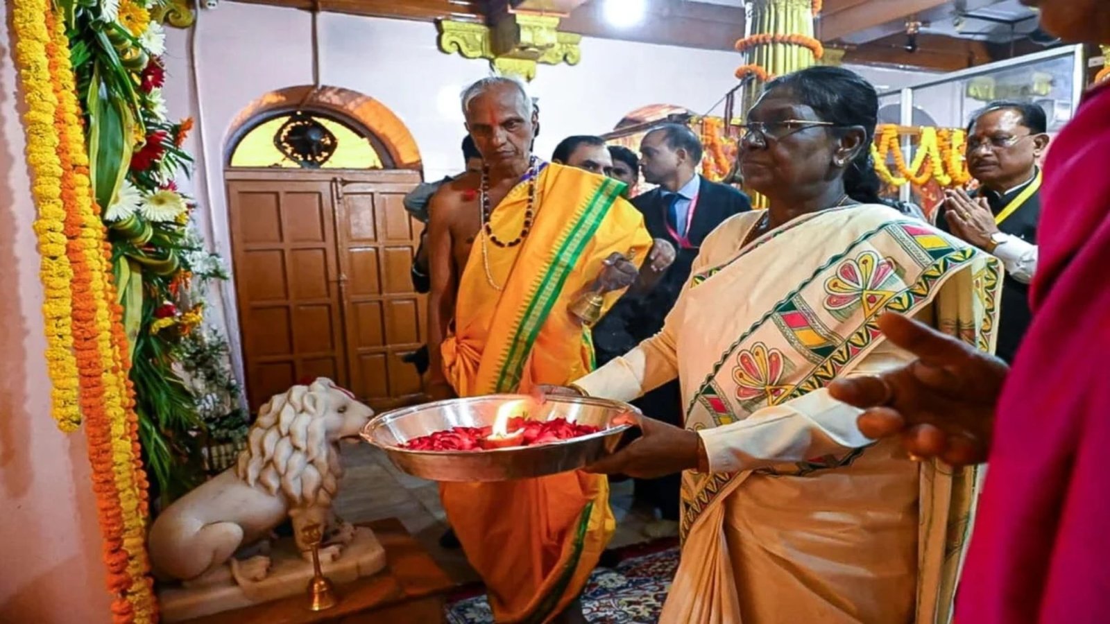 Chhattisgarh Latest News: राष्ट्रपति द्रौपदी मुर्मु ने मां दंतेश्वरी के किए दर्शन, देशवासियों की सुख-समृद्धि की कामना; CM साय ने बताया गौरव का क्षण