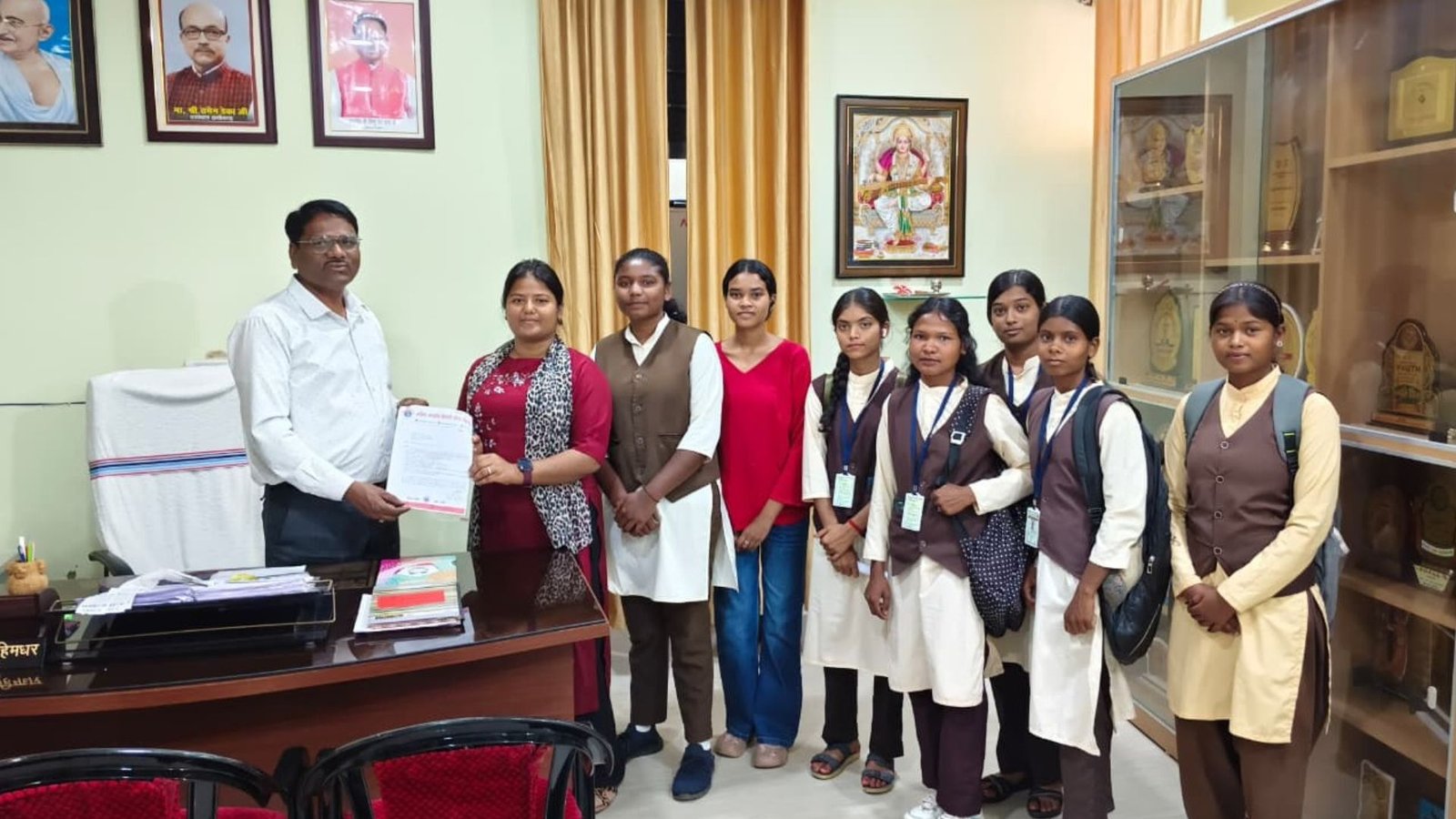 CG Korea News: बैकुंठपुर के शासकीय महाविद्यालय की समस्याओं को लेकर अभाविप ने प्राचार्य को सौंपा ज्ञापन, उचित निराकरण की मांग