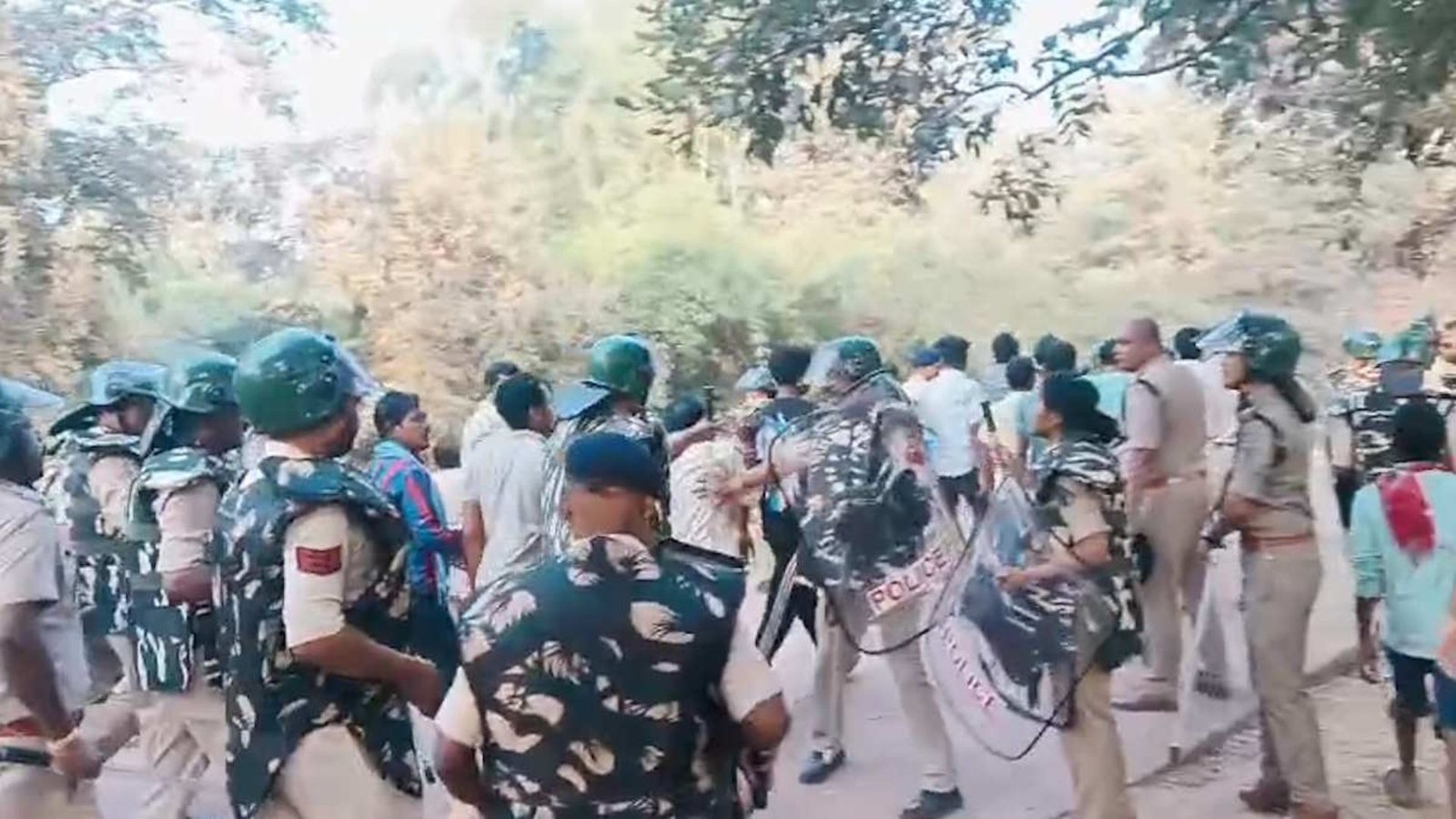 Balod News: दल्लीराजहरा-महामाया मार्ग पर तीन दिन से जारी चक्काजाम खत्म कराने पहुंची पुलिस, ग्रामीणों को अलग-अलग स्थानों पर रखा गया