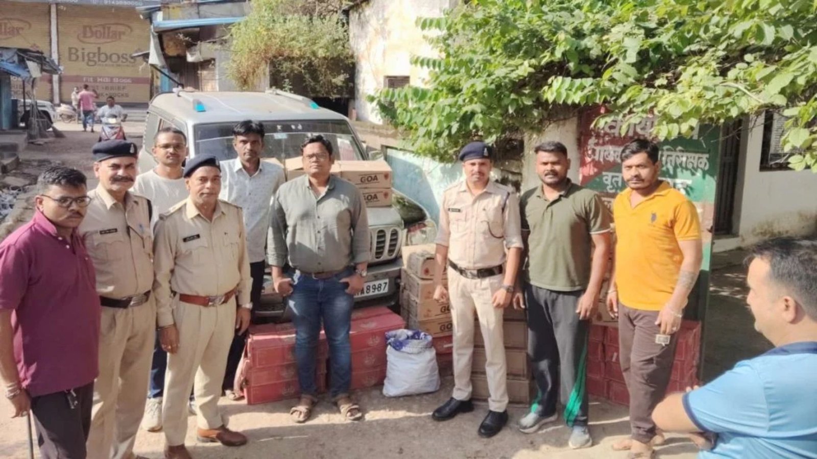 Dongargarh News: झिंझारी-मडियान रोड पर आबकारी विभाग की कार्रवाई, शराब की खेप पकड़ी गई, तस्करी के आरोपी फरार