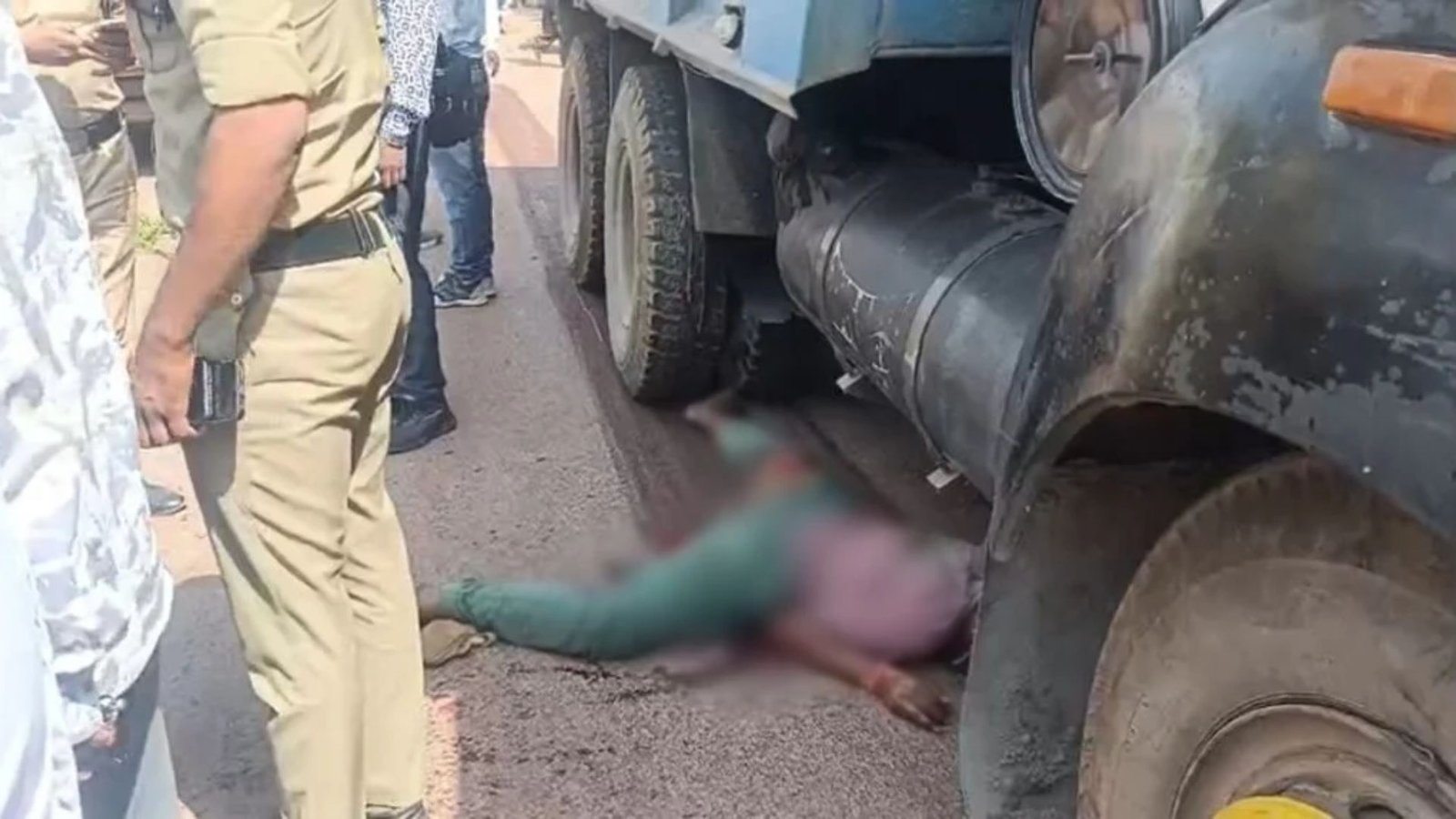 Raipur News : हाईवा को ओवरटेक करना पड़ा भारी, एक्टिवा अनियंत्रित होकर वाहन की चपेट में आई; एक की मौत